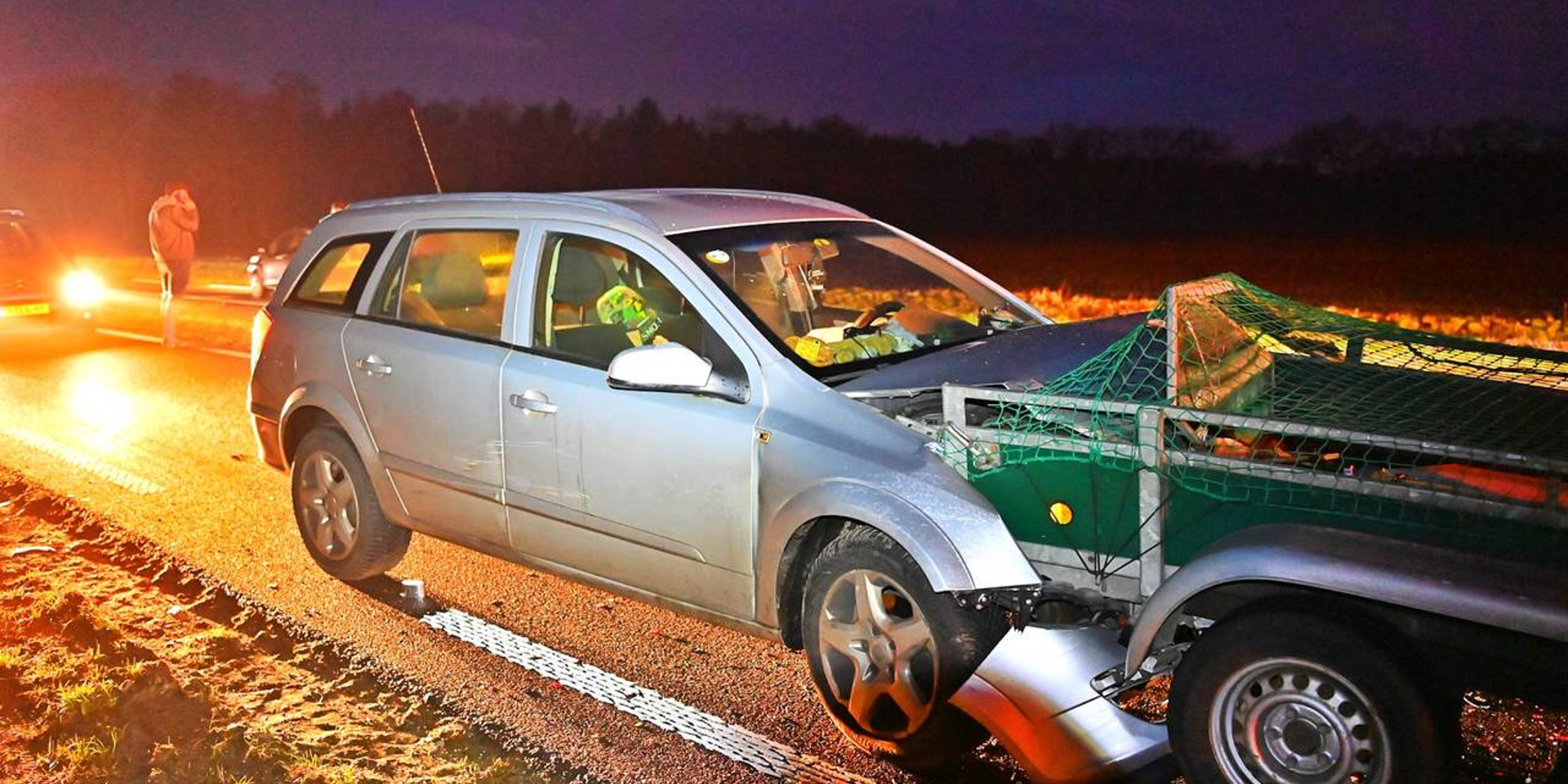 Foto: Aanhanger boort zich in auto na botsing op N69 bij Riethoven