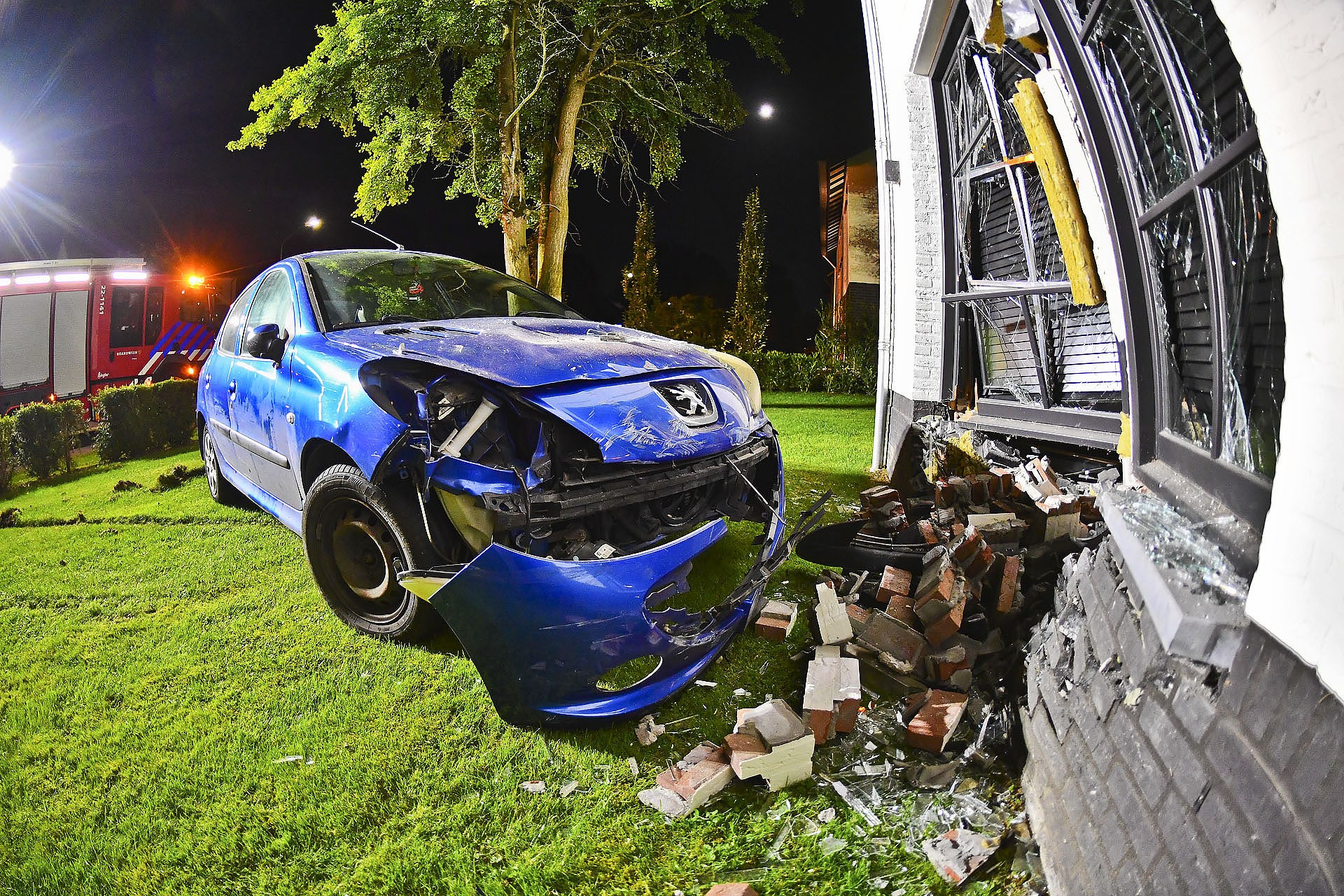 Foto: Man rijdt woning van overburen binnen in Riethoven