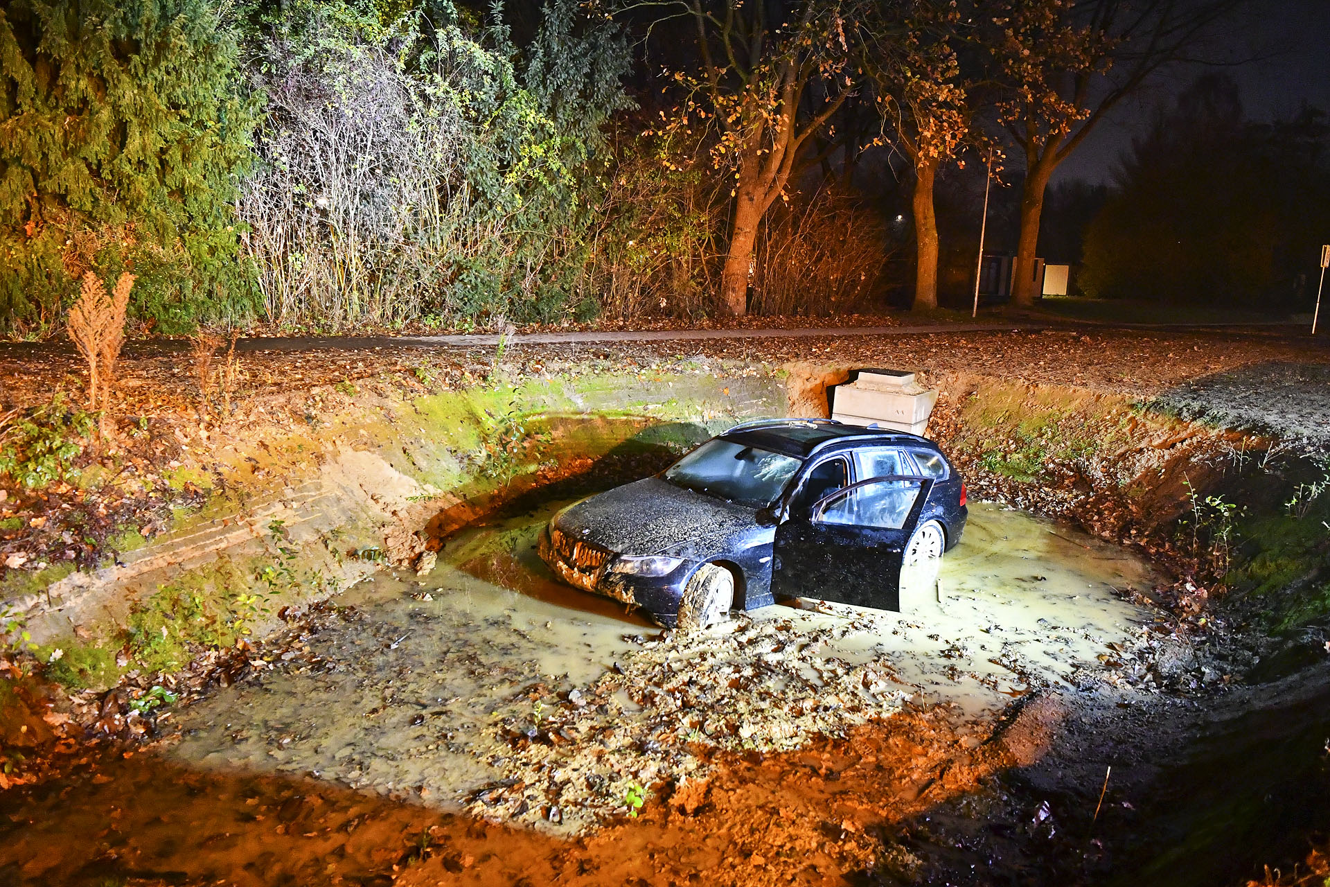 Foto: BMW belandt in waterbunker in Veldhoven