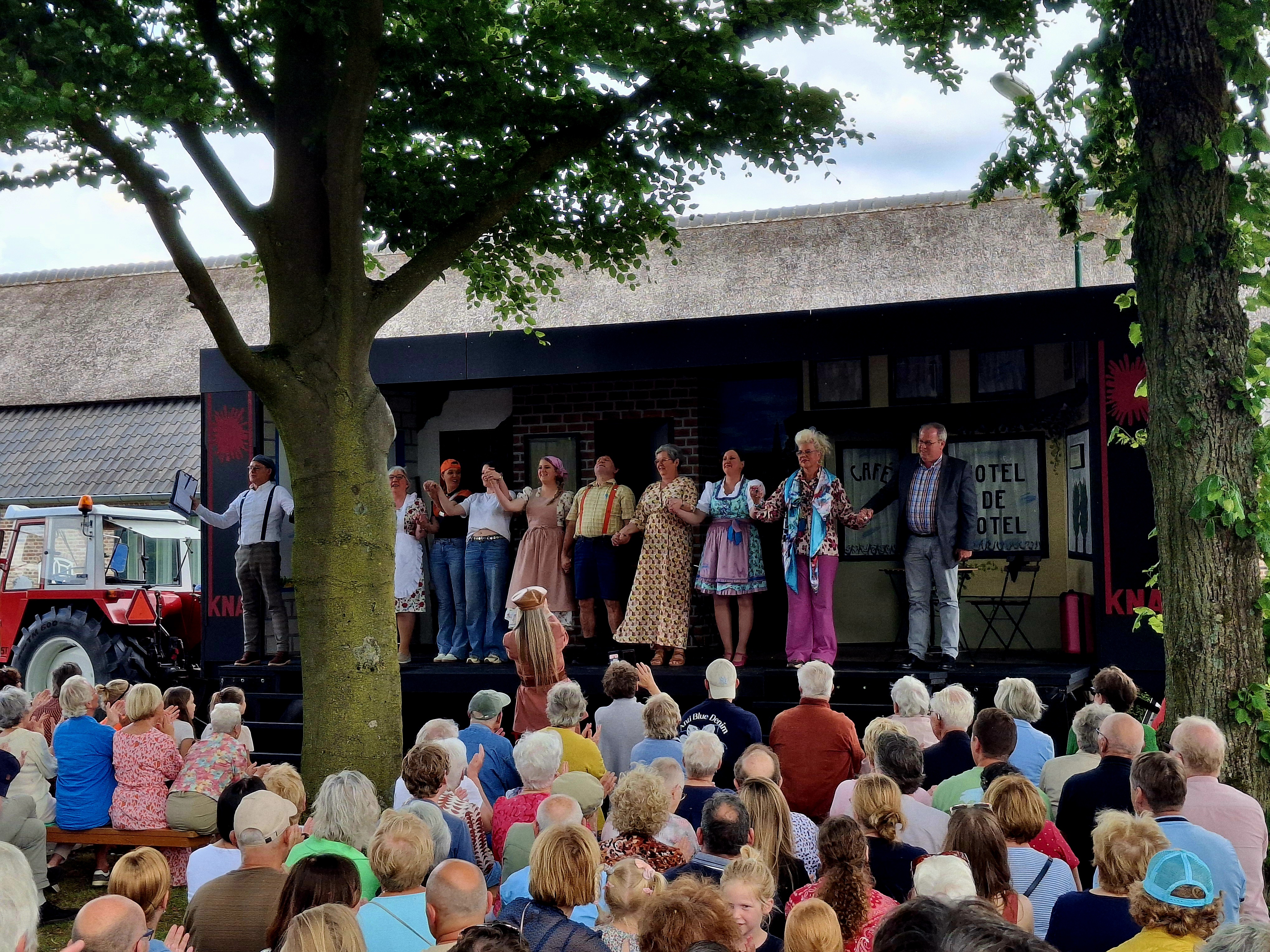 Foto: Wagenspel Hoteldebotel brengt traditie én actualiteit naar Leende