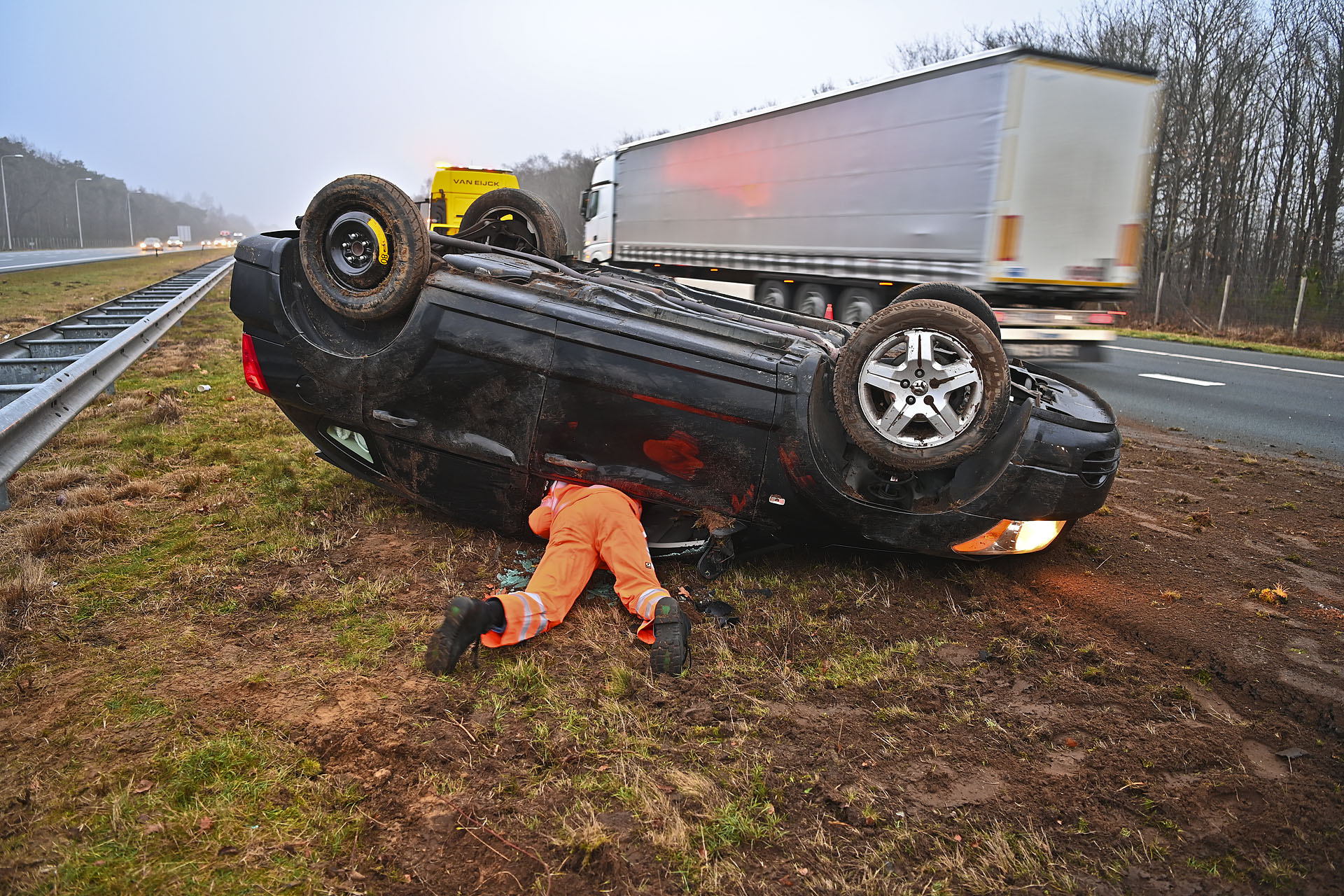 Foto: Auto over de kop op A67 