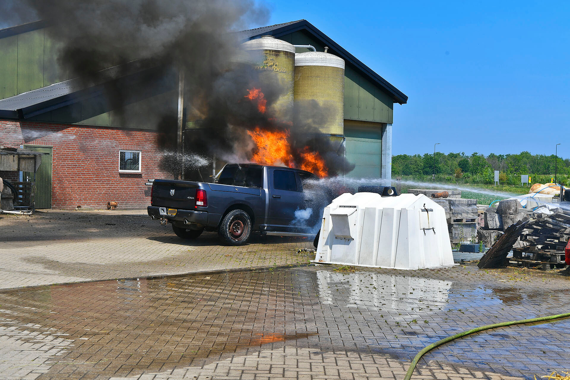 Foto: Pick-up truck uitgebrand in Westerhoven