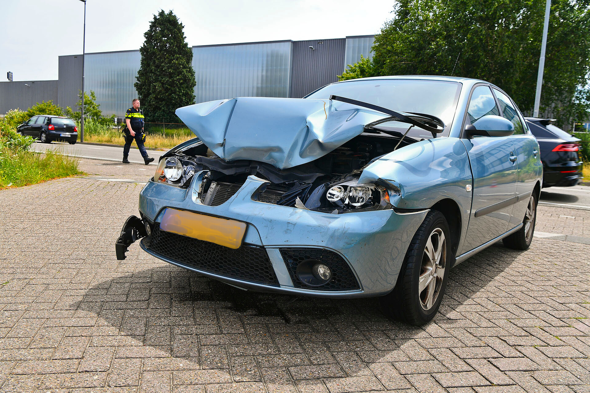 Foto: Kop-staartbotsing op De Vest in Valkenswaard, vrouw raakt lichtgewond