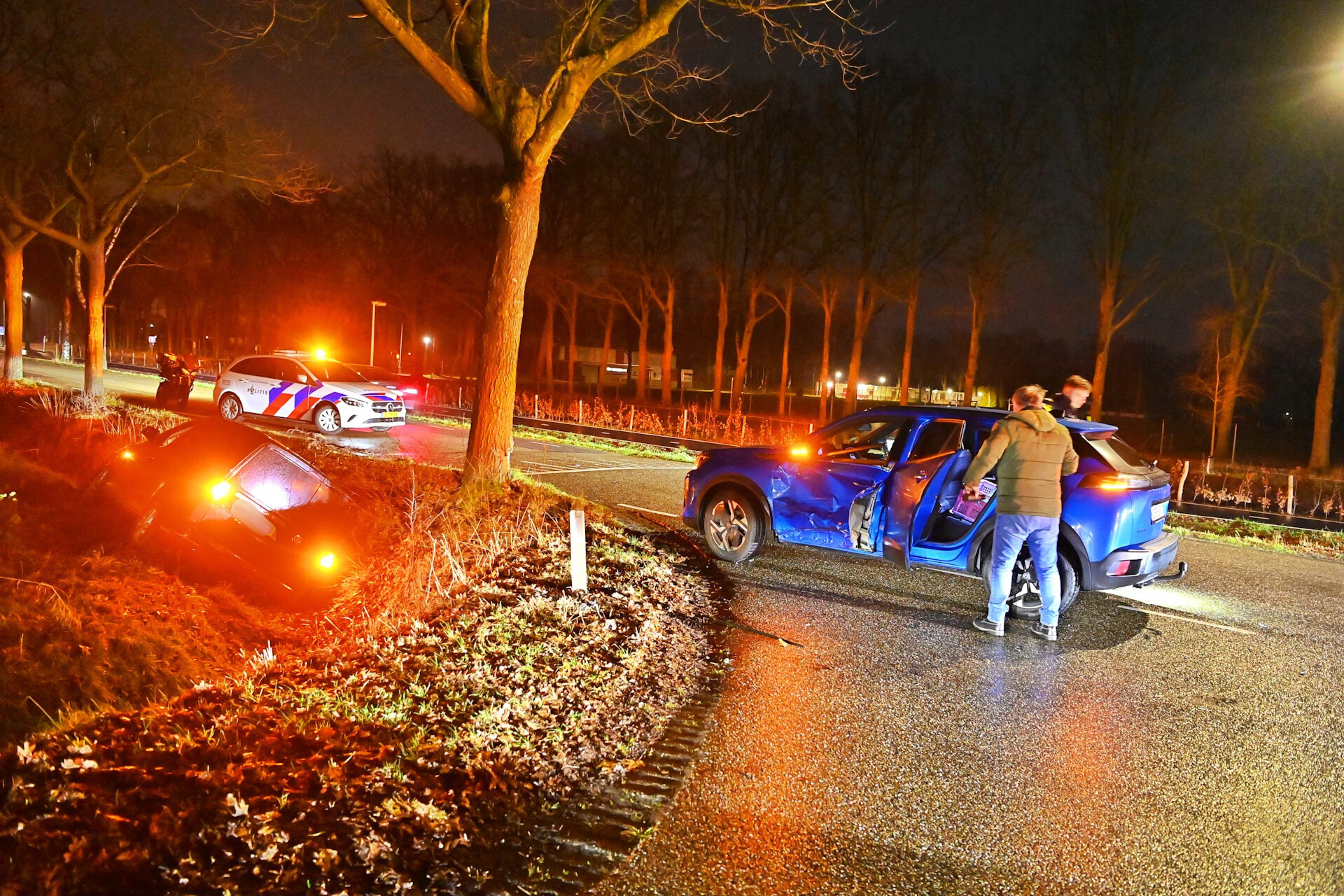 Foto: Auto belandt na botsing in sloot in Eersel