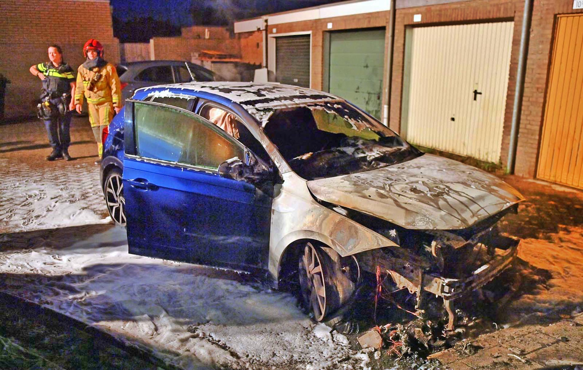 Foto: Auto aan Kraanvogelweg in Eersel grotendeels uitgebrand