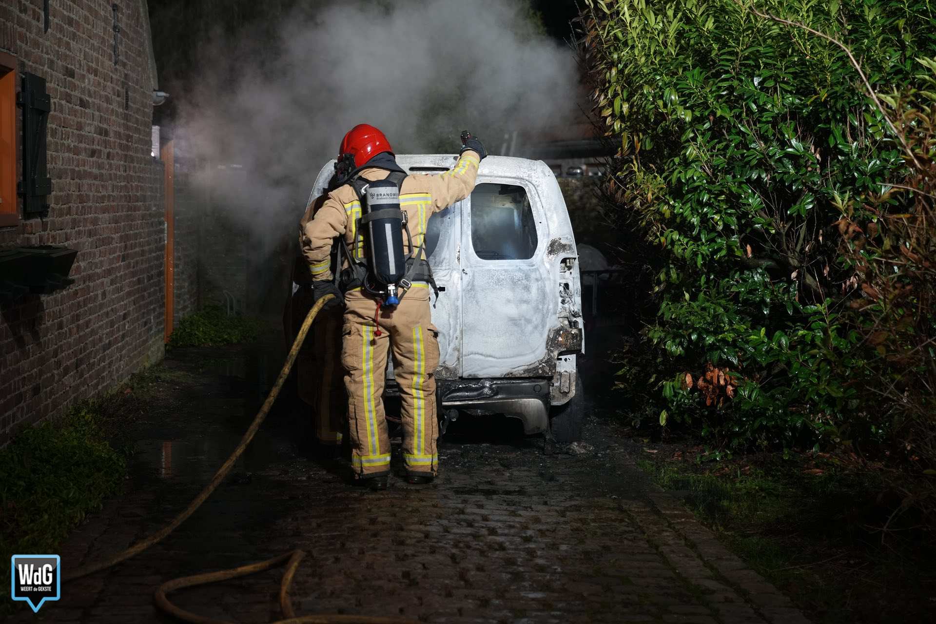 Foto: Bestelauto in brand naast woning in Soerendonk