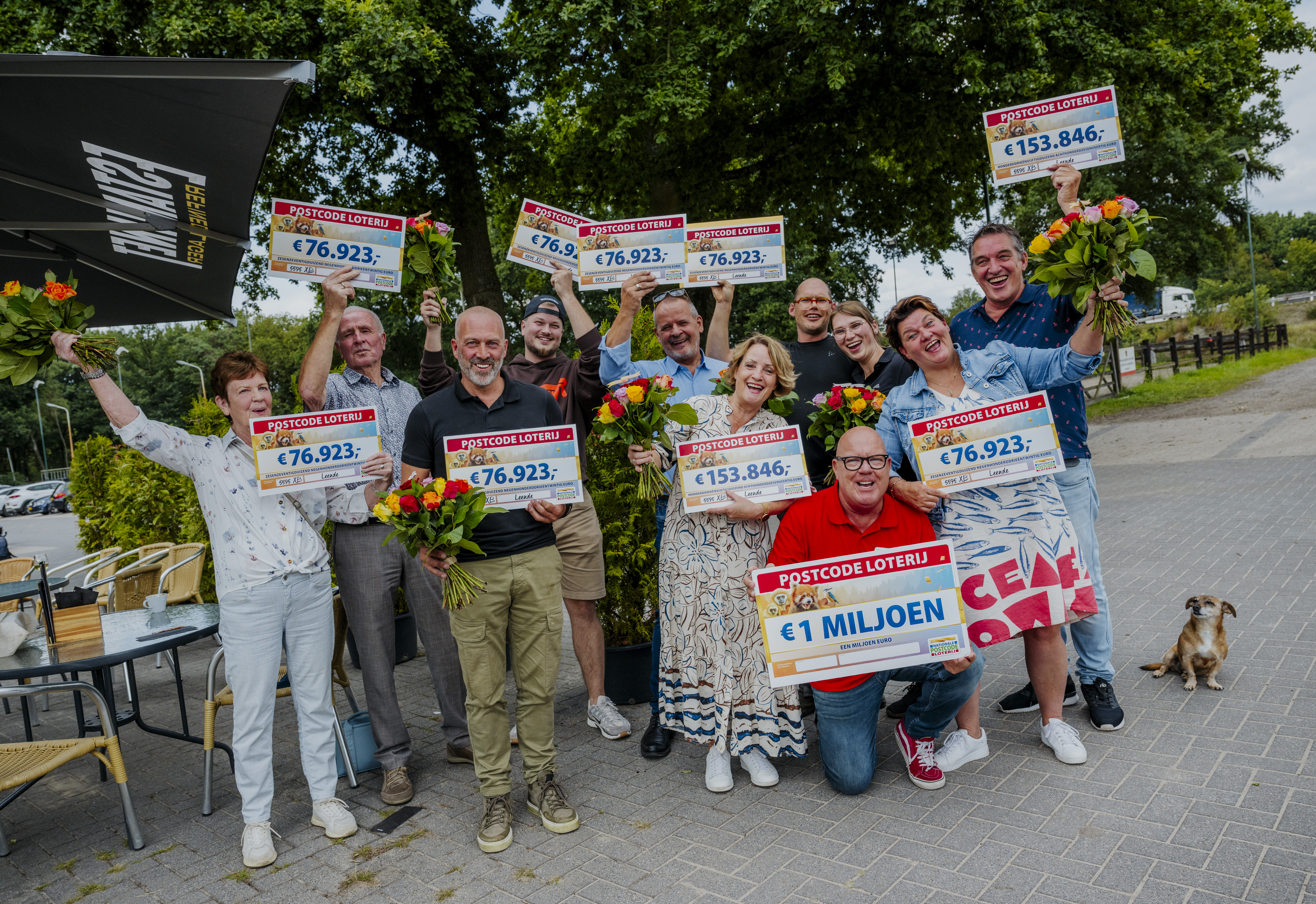 Foto: Inwoners uit Leende winnen SuperPostcodeprijs van 1 miljoen euro  