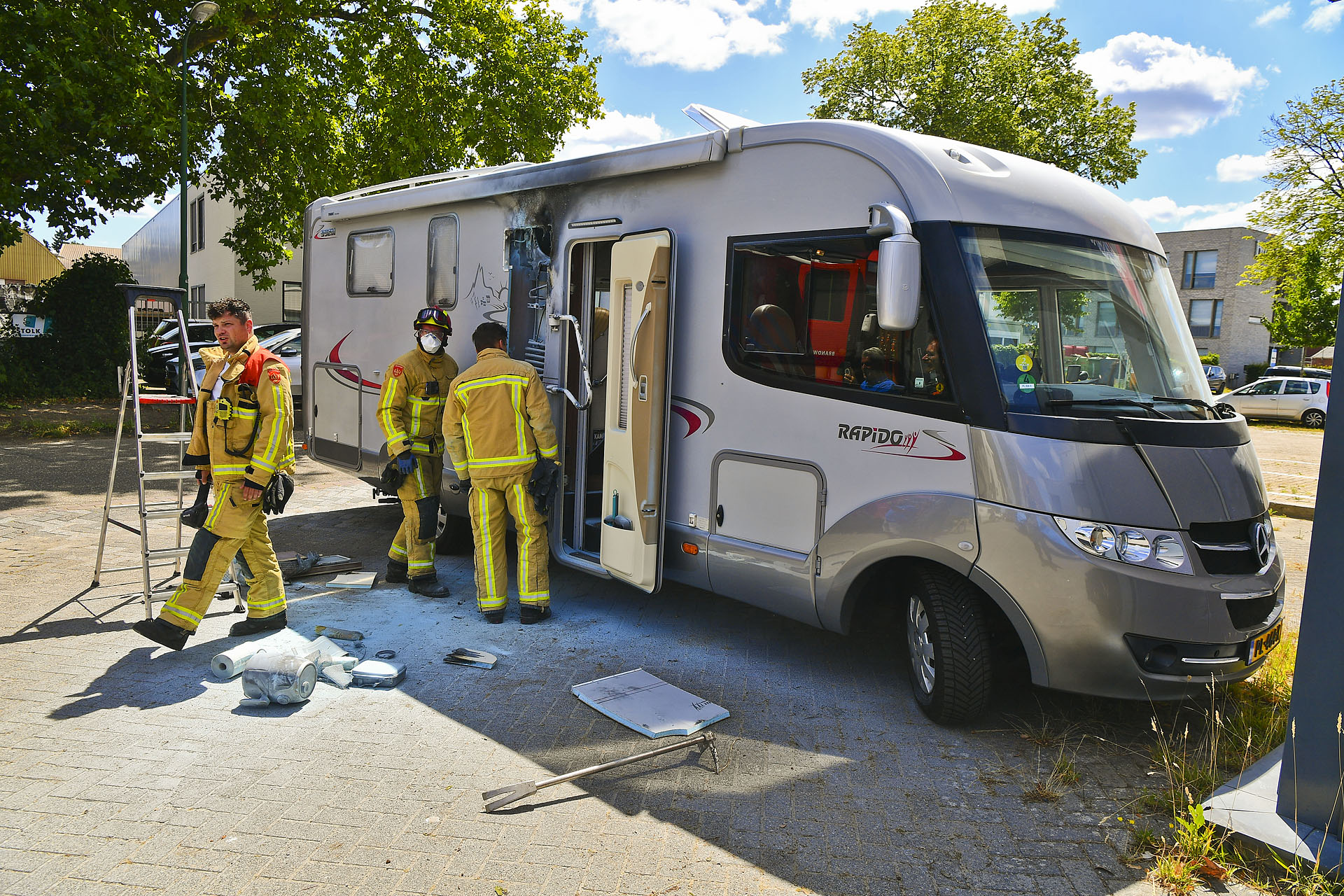 Foto: Camper wacht op APK keuring bij garage en vat vlam