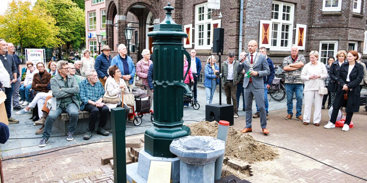 Foto: Valkenswaard verbindt heden en toekomst met waterpomp en tijdcapsule