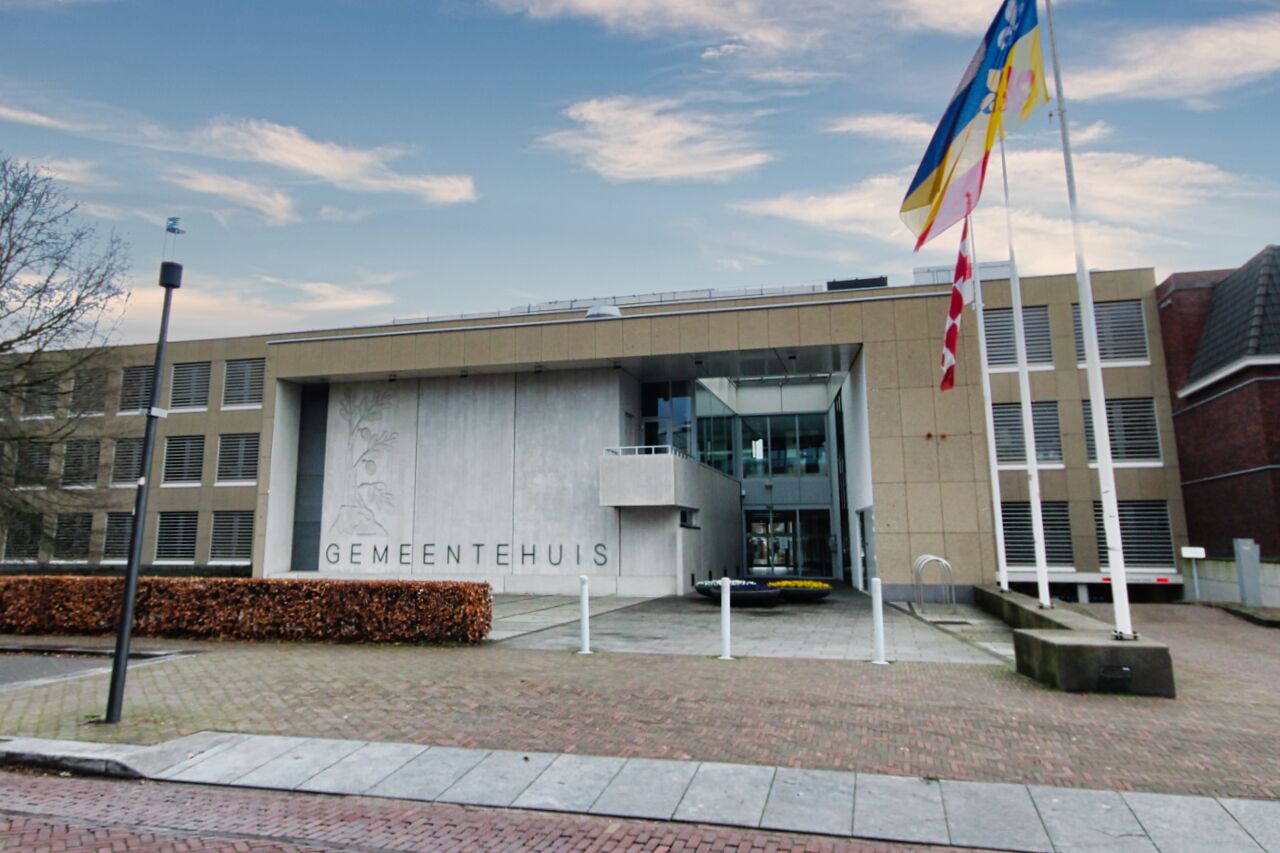 Foto: Herinrichting gemeentehuisplein Bergeijk start maandag, gemeentehuis blijft bereikbaar