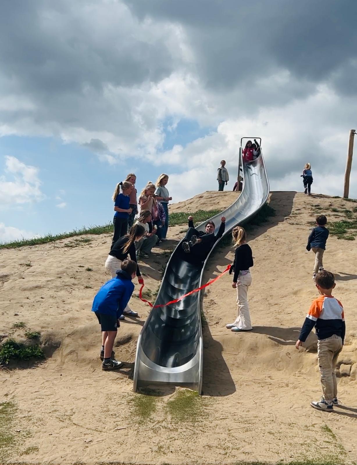 Foto: Nieuwe speeltuintjes Zilverackers komen tot stand met hulp van bewoners