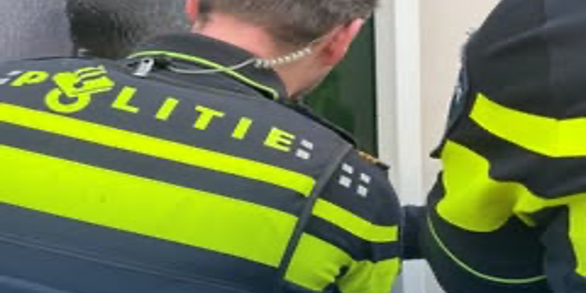Foto: Man uit Heeze sluit zichzelf per ongeluk buiten en probeert met tak brievenbus te openen