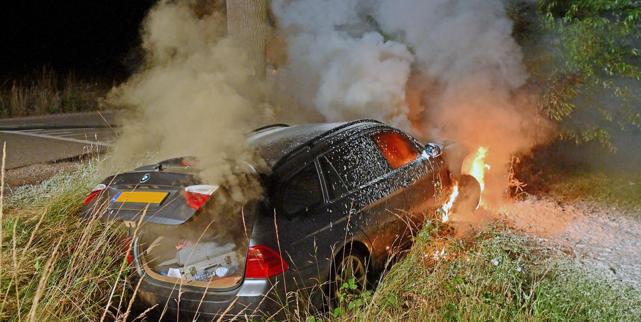 Foto: Auto vliegt in brand na crash in Eersel, bestuurder ongedeerd