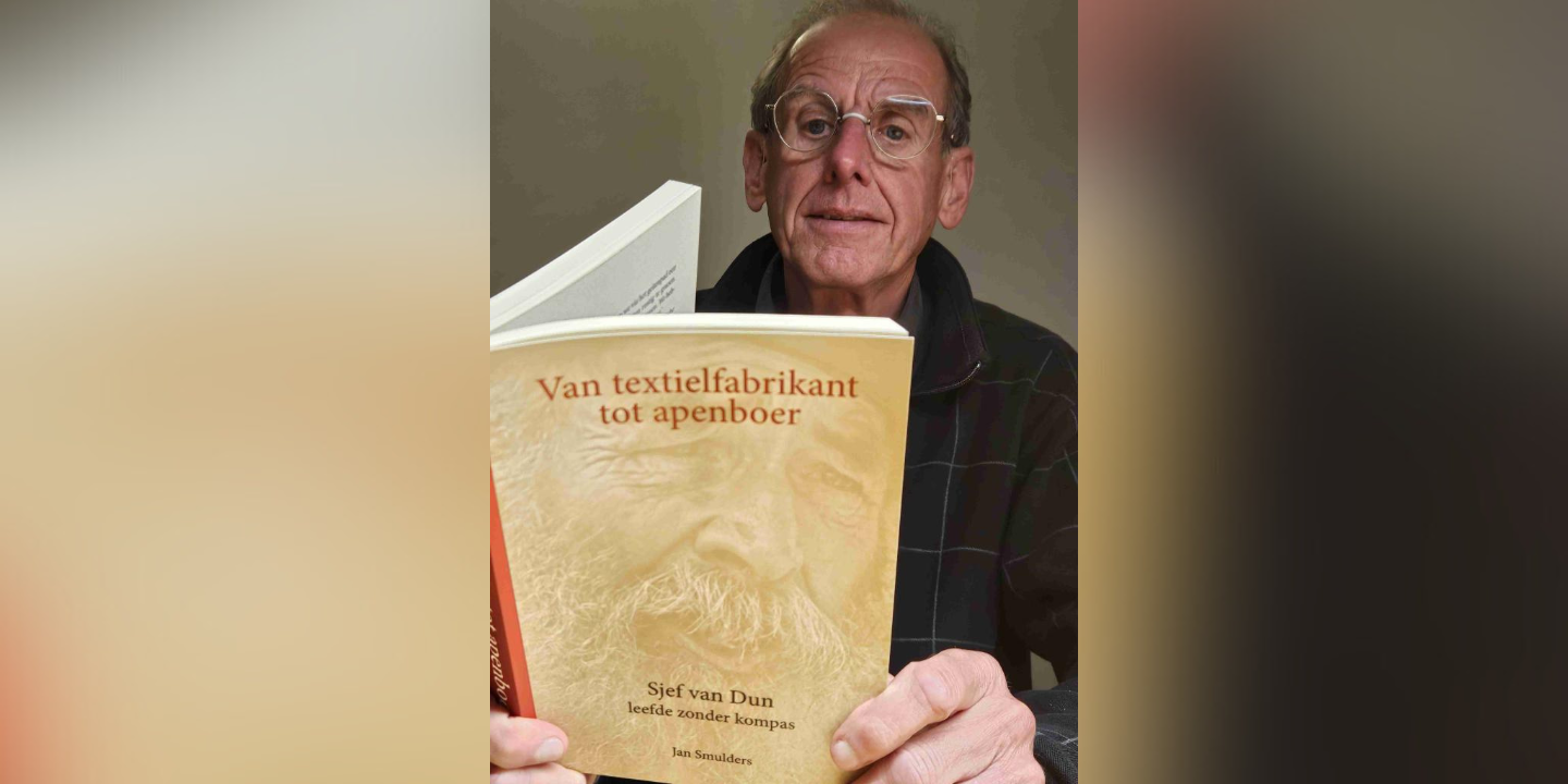 Foto: Jan Smulders geeft lezing over zijn boek over 'd'n apenboer'