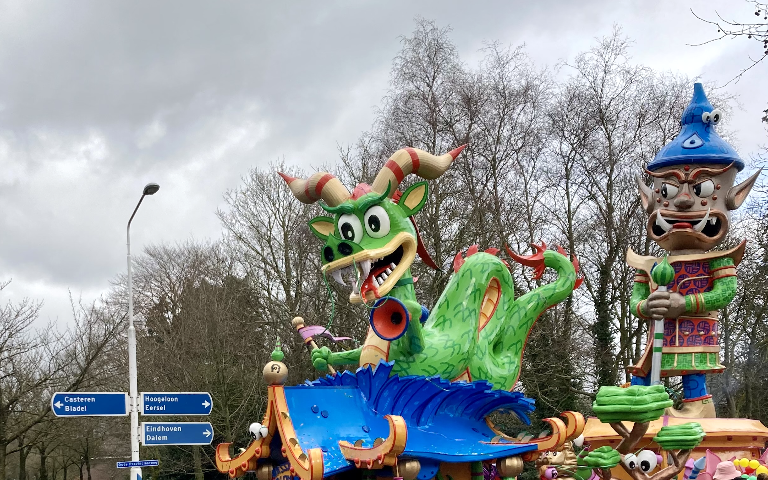 Foto: Regen mag carnavalspret niet drukken bij kleurrijke KempenOptocht in Hapert
