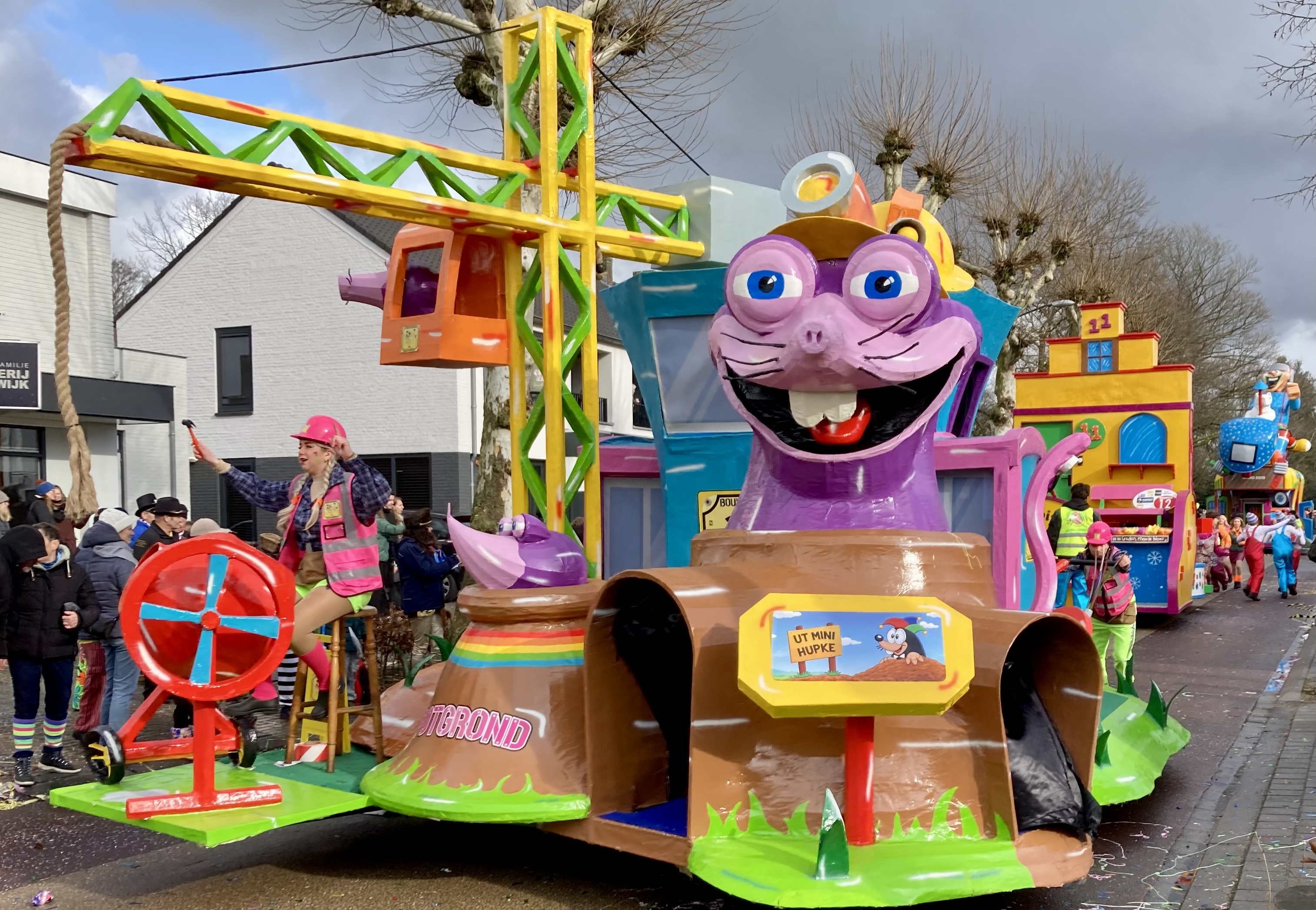 Foto: Regen mag carnavalspret niet drukken bij kleurrijke KempenOptocht in Hapert