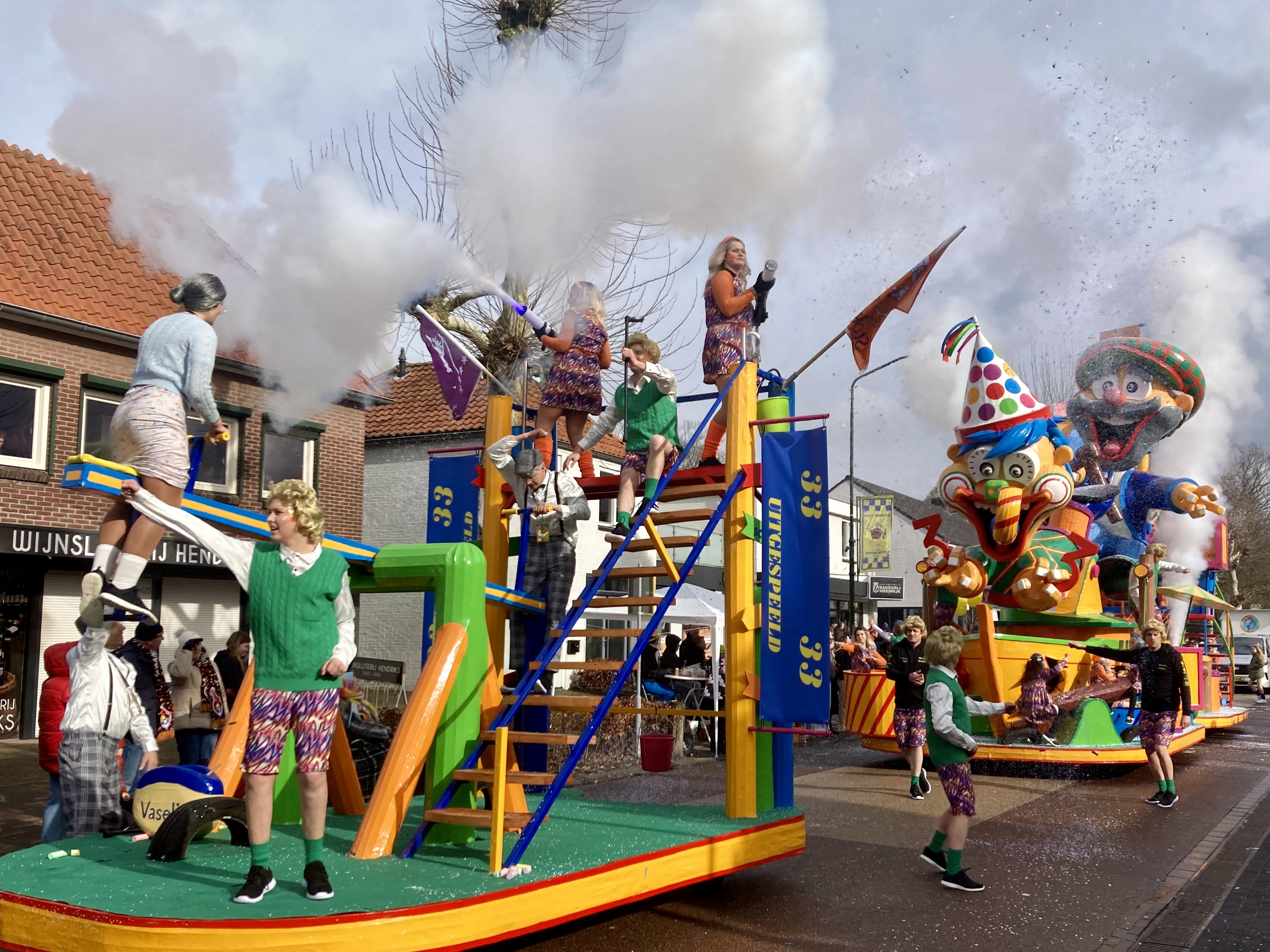 Foto: Regen mag carnavalspret niet drukken bij kleurrijke KempenOptocht in Hapert