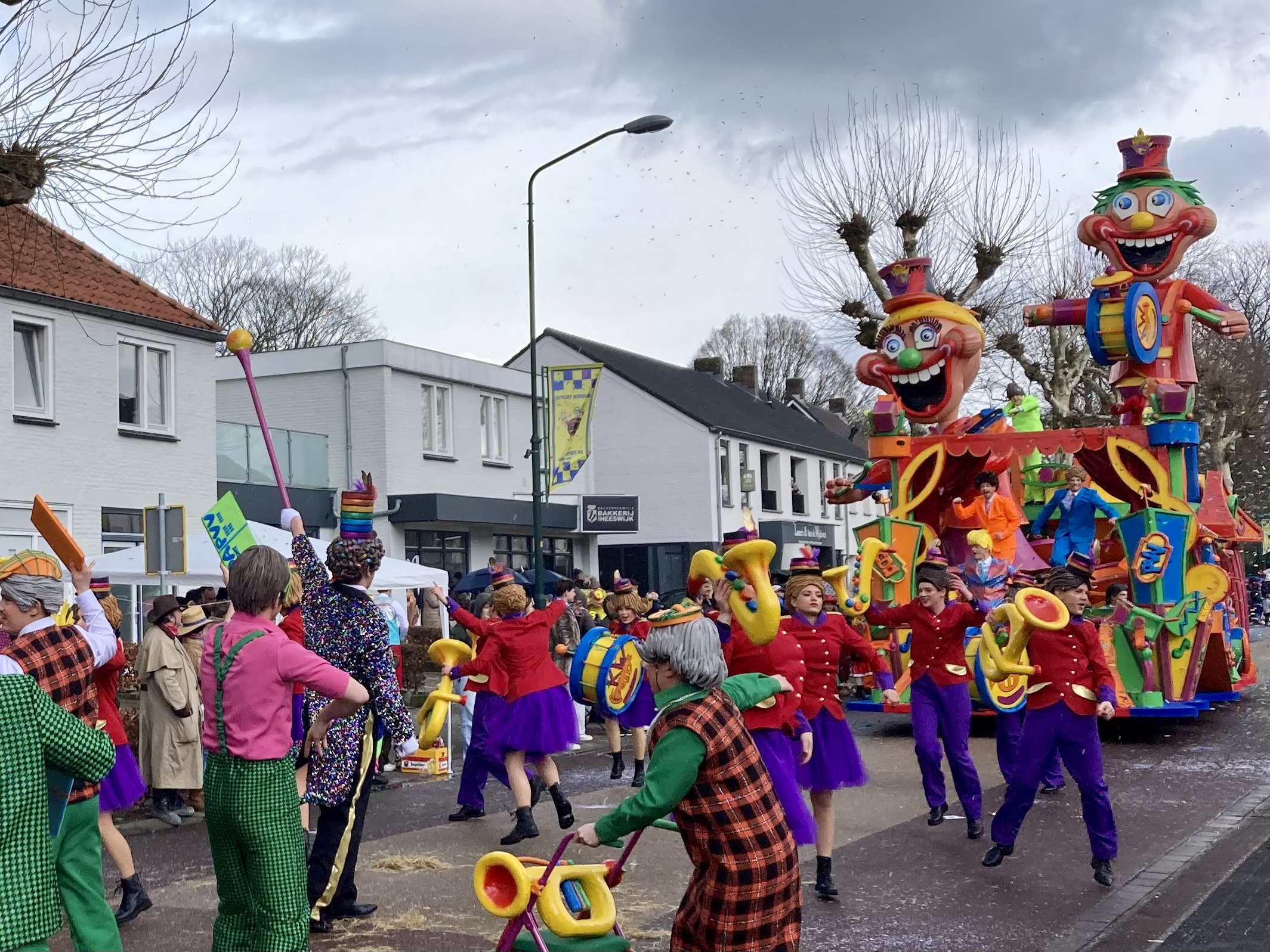 Foto: Regen mag carnavalspret niet drukken bij kleurrijke KempenOptocht in Hapert