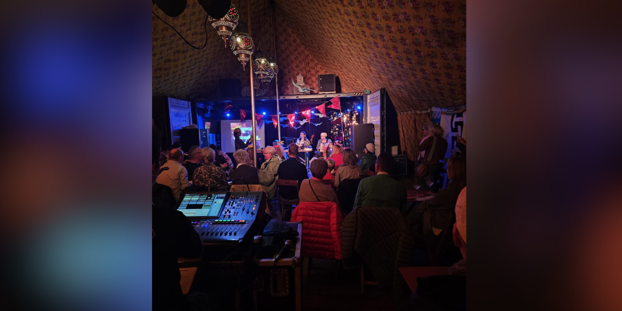 Foto: Muziekbingo zorgt voor verschrikkelijke vrolijke chaos in Dawa-tent