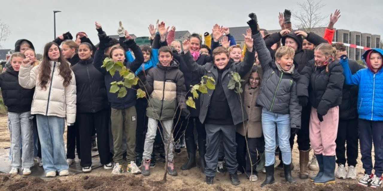 Foto: Kinderen planten Tiny Forest bij Zilverackers