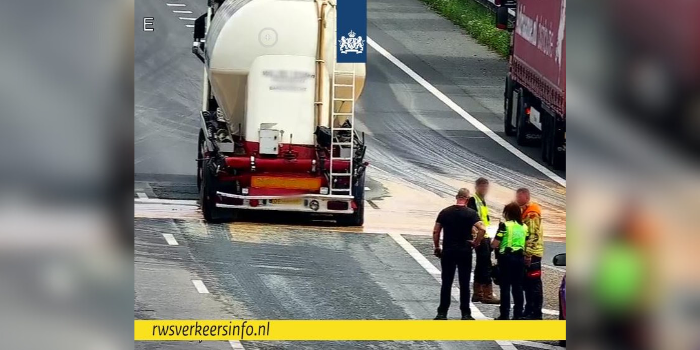 Foto: Lading watervet op A58 bij Best, snelweg afgesloten