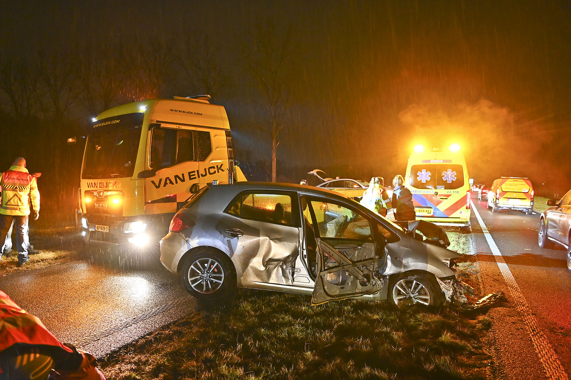 Foto: Botsing met drie auto's op de N69 bij  Westerhoven