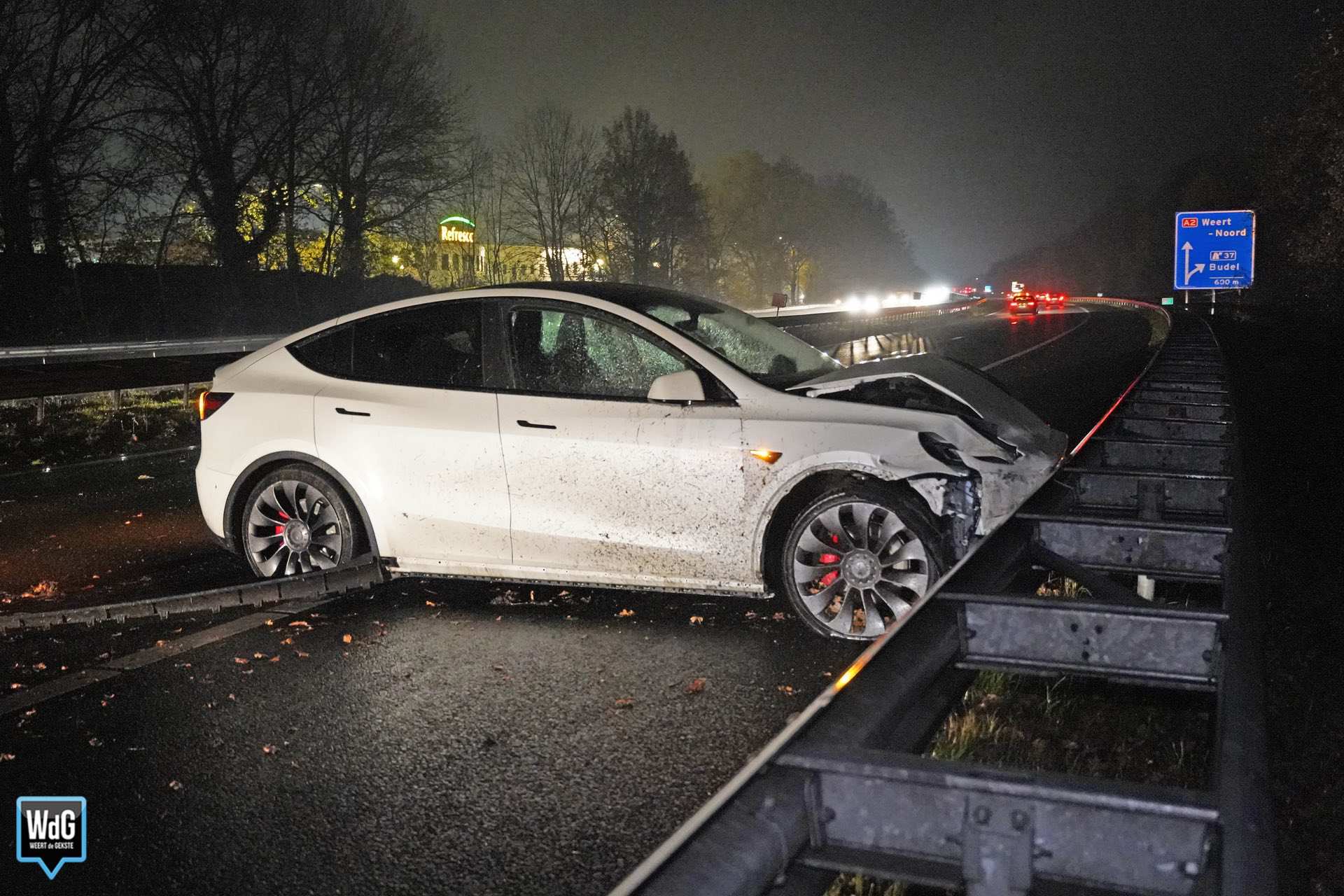 Foto: Auto tegen vangrail op A2 bij Maarheeze