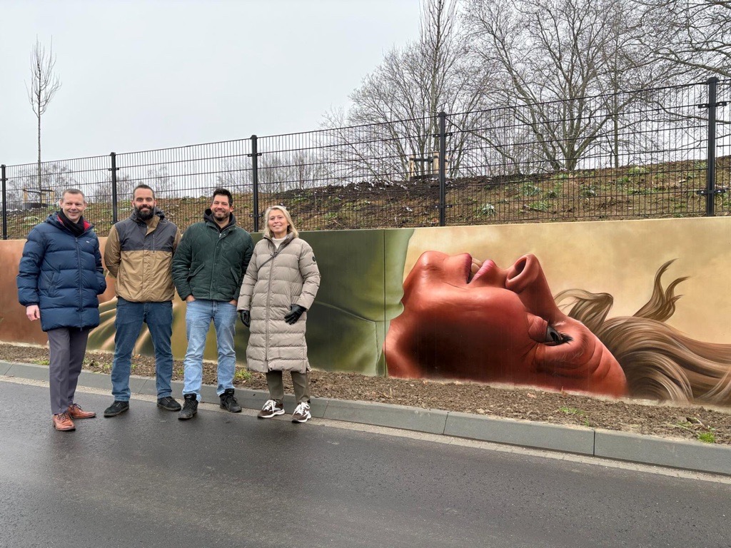 Foto: Verbinding staat centraal in meterslange streetart muurschildering in Veldhoven