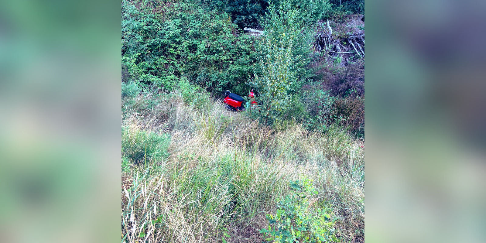Foto: Scooterrijder belandt in sloot naast A67 bij Veldhoven