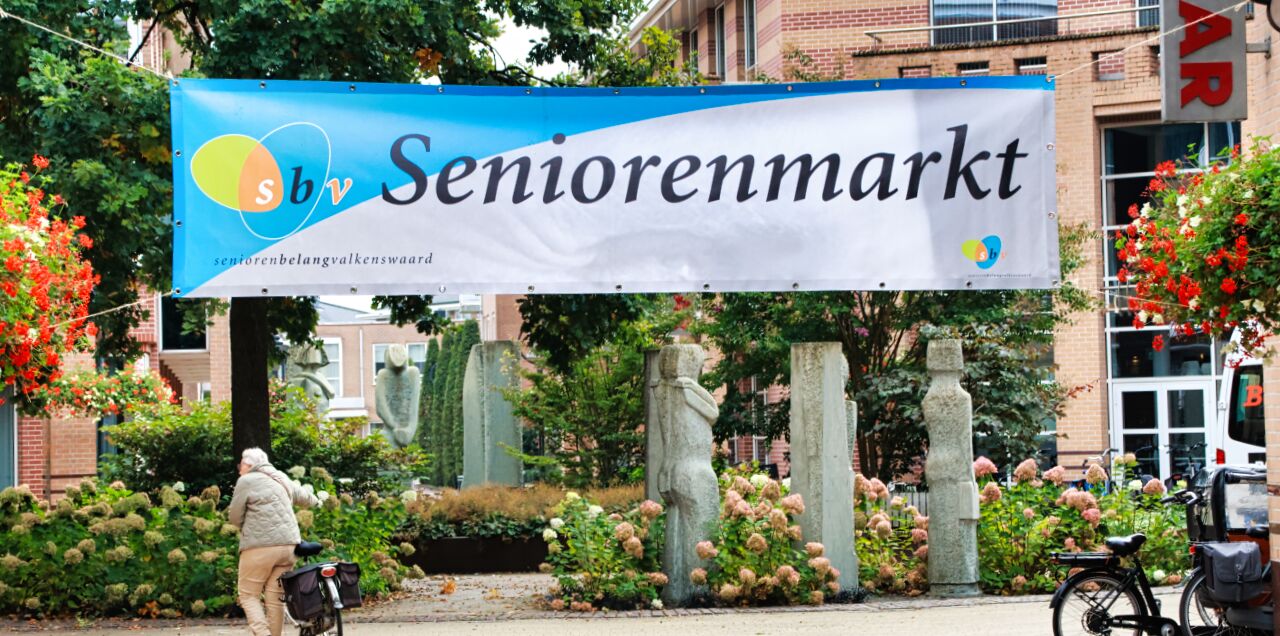 Foto: Seniorenmarkt in De Hofnar druk bezocht