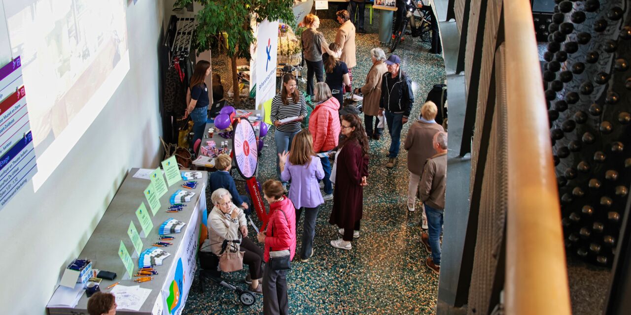 Foto: Seniorenmarkt in De Hofnar druk bezocht