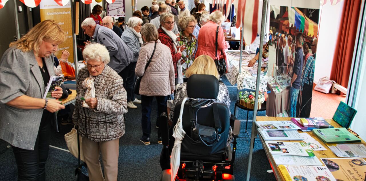 Foto: Seniorenmarkt in De Hofnar druk bezocht