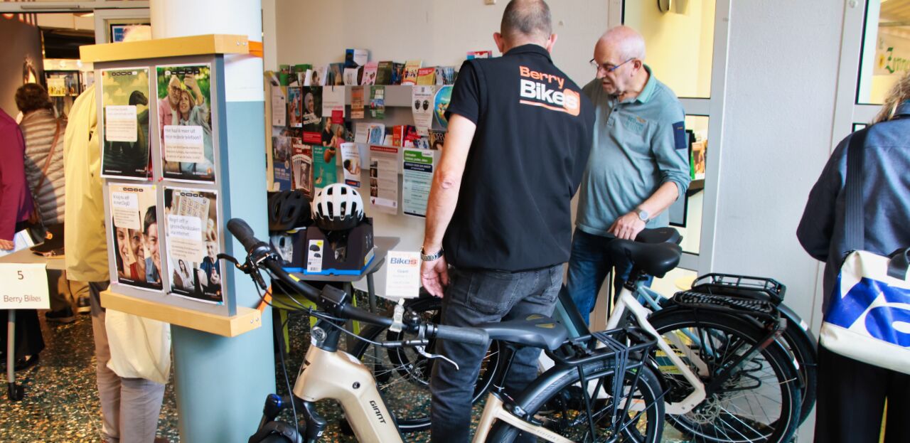 Foto: Seniorenmarkt in De Hofnar druk bezocht