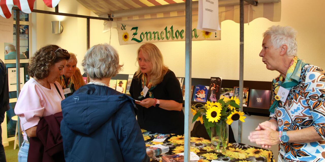 Foto: Seniorenmarkt in De Hofnar druk bezocht