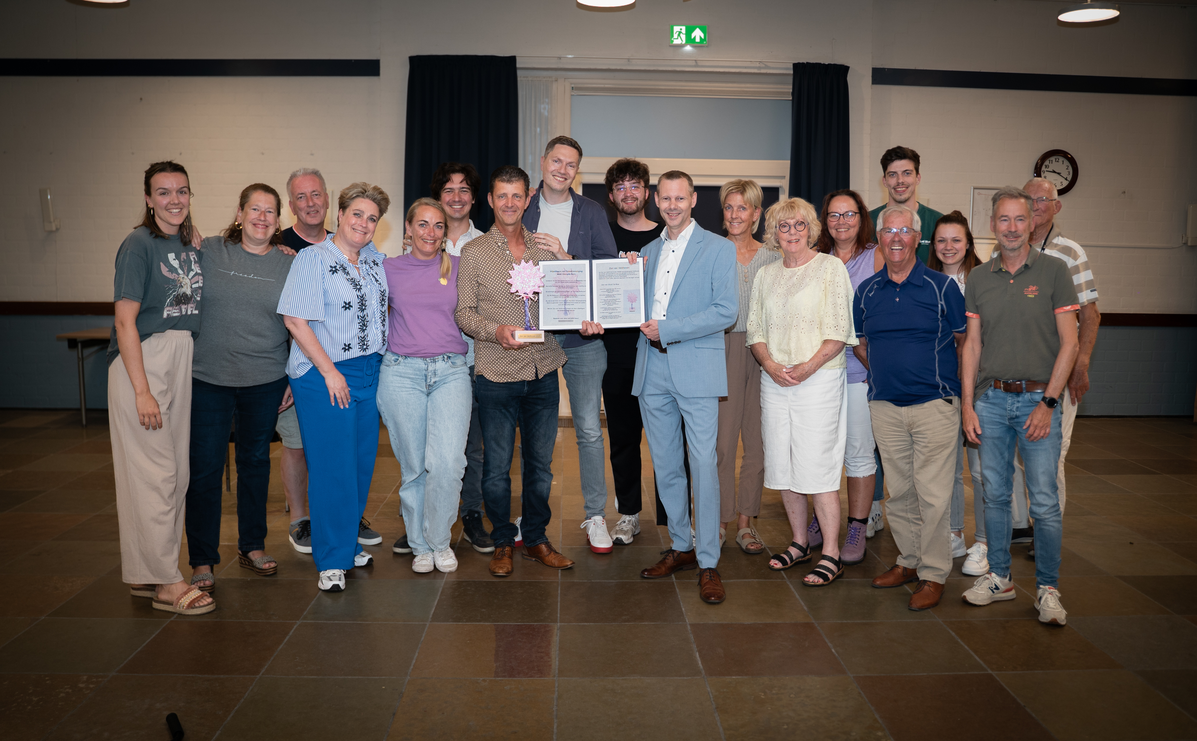 Foto: Vrijwilligers van toneelvereniging Meer Vreugde Kern ontvangen De Zon van Veldhoven