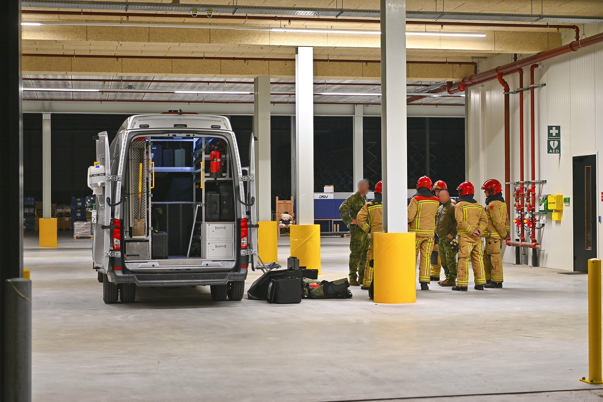 Foto: Verdacht pakketje met mogelijke explosieven bij bedrijf in Hapert blijkt loos alarm