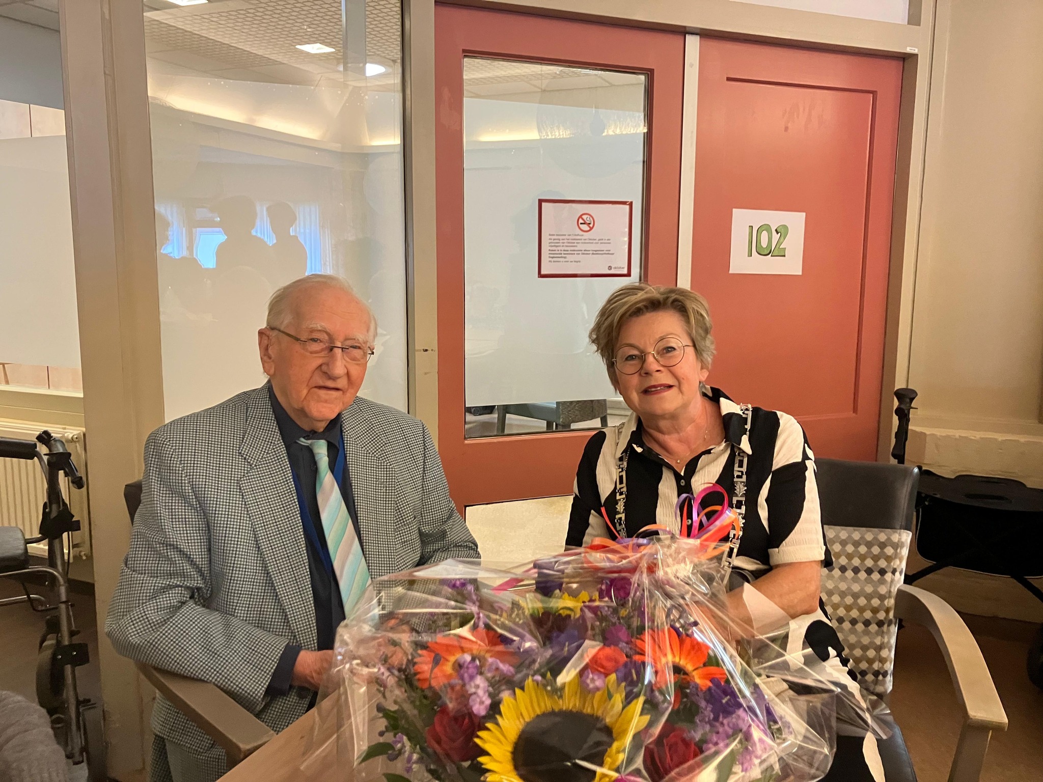 Foto: Oudste inwoner Bergeijk blaast 102 verjaardagskaarsjes uit