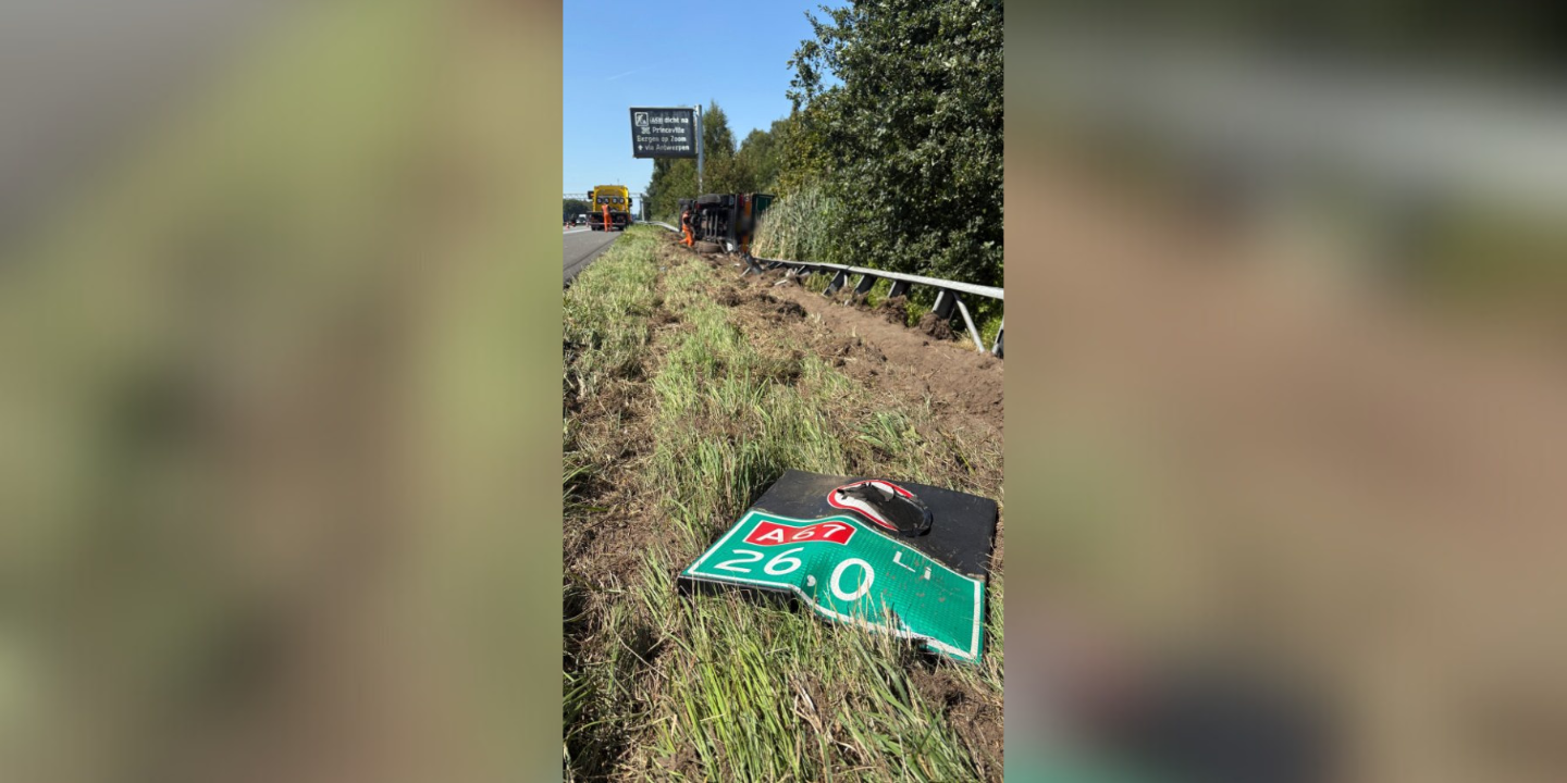 Foto: Vrachtwagen komt op A67 in berm terecht, 80 meter vangrail beschadigd