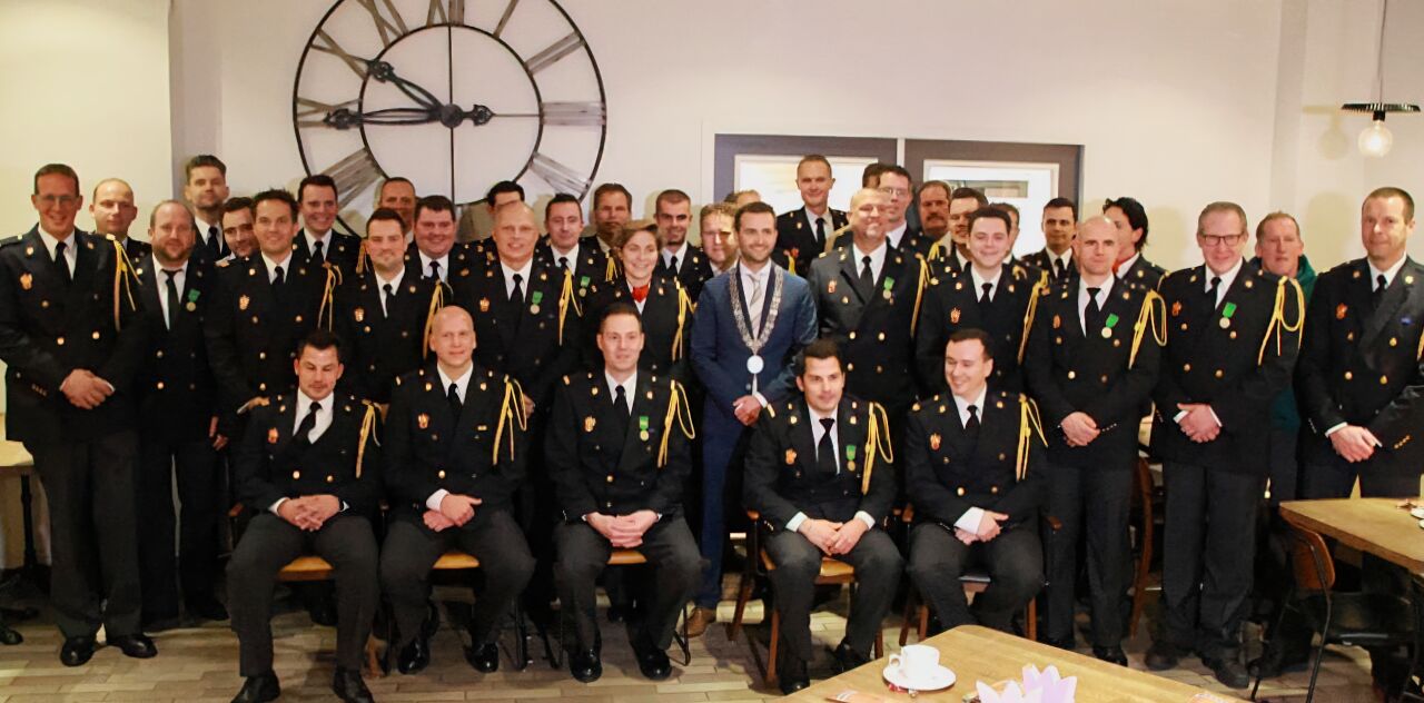 Foto: 21 leden van de brandweer van Heeze-Leende ontvingen de Vrijwilligersmedaille Openbare Orde en Veiligheid 