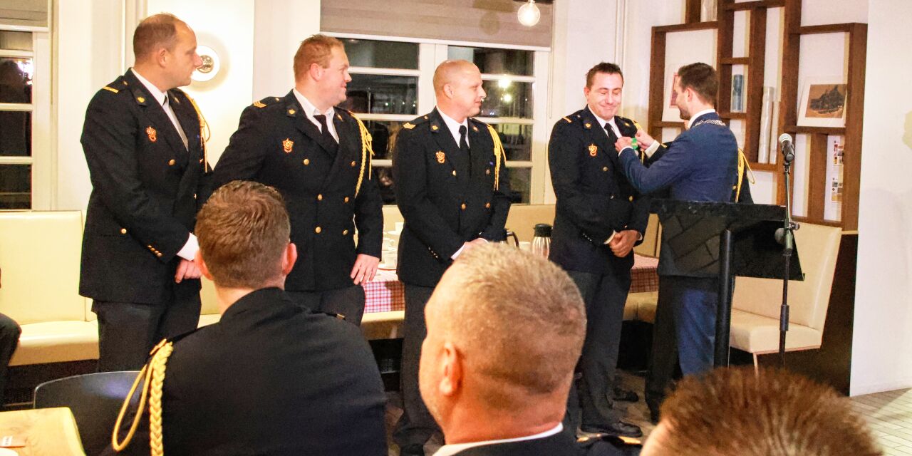 Foto: Vrijwilligersmedailles voor leden Brandweer Heeze-Leende