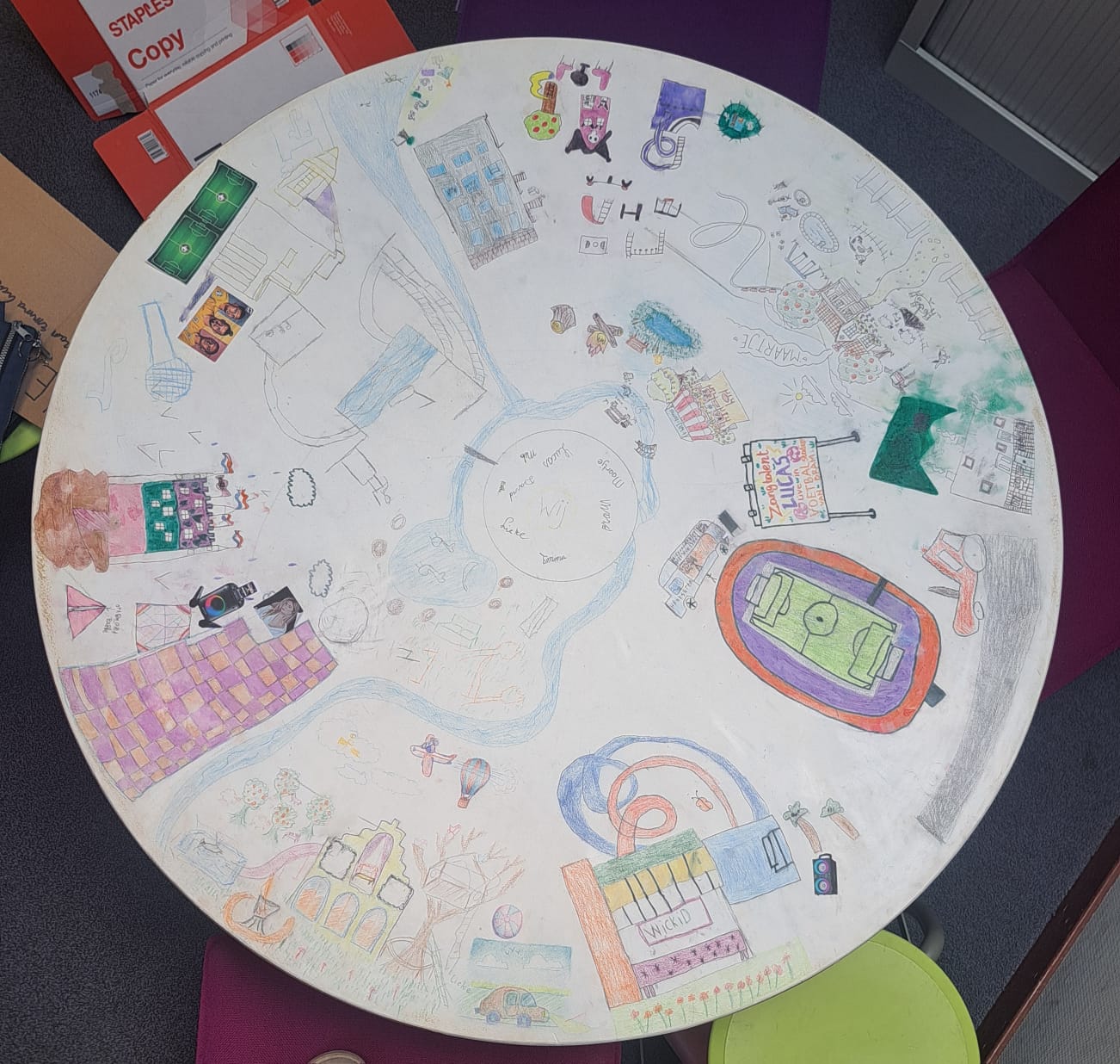 Foto: Basisschool in Netersel presenteert WIJ-tafel voor meer verbinding