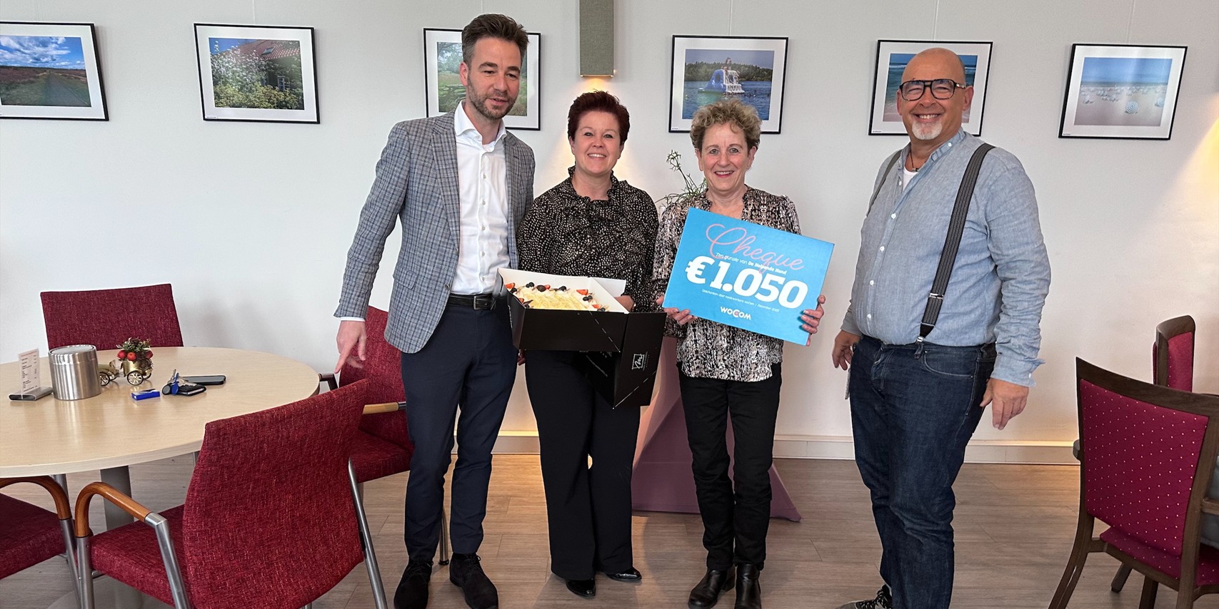 Foto: Wocom verraste Helpende Hand Maarheeze met cheque