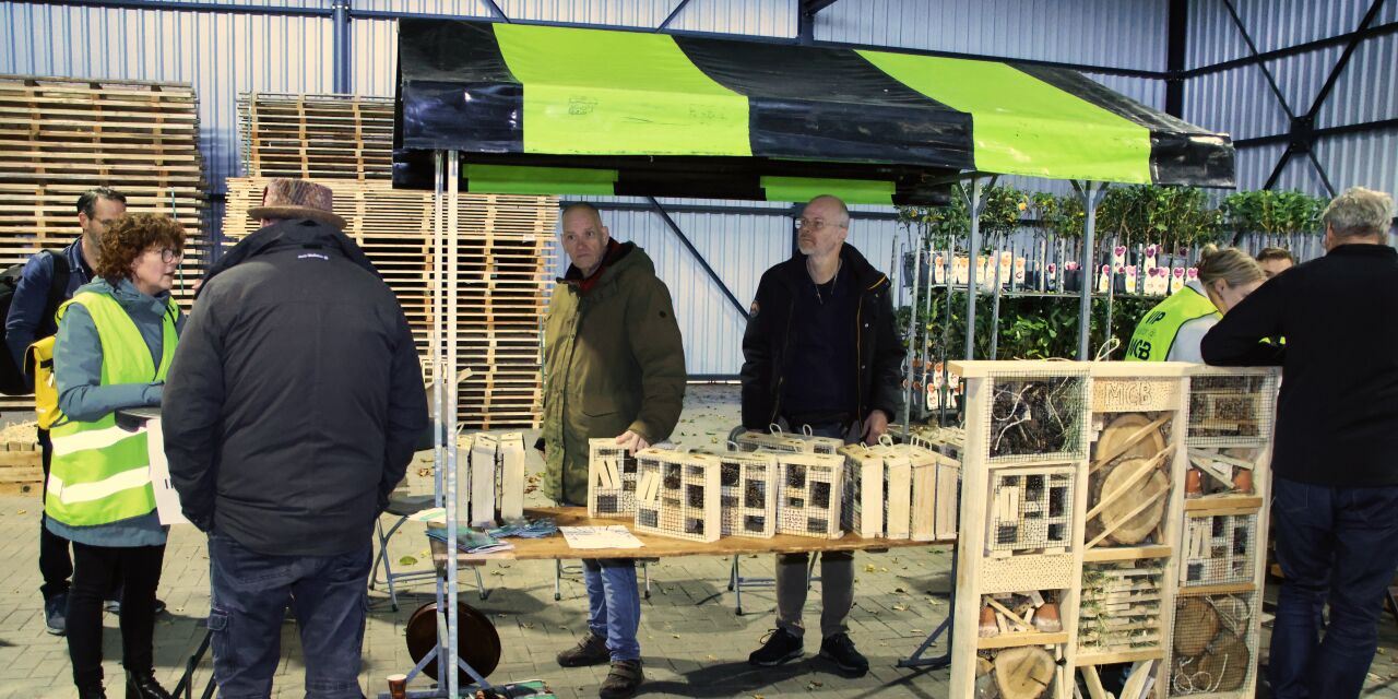 Foto: Honderden inwoners halen fruitboom op tijdens eerste Wood4Groen-dag in Valkenswaard