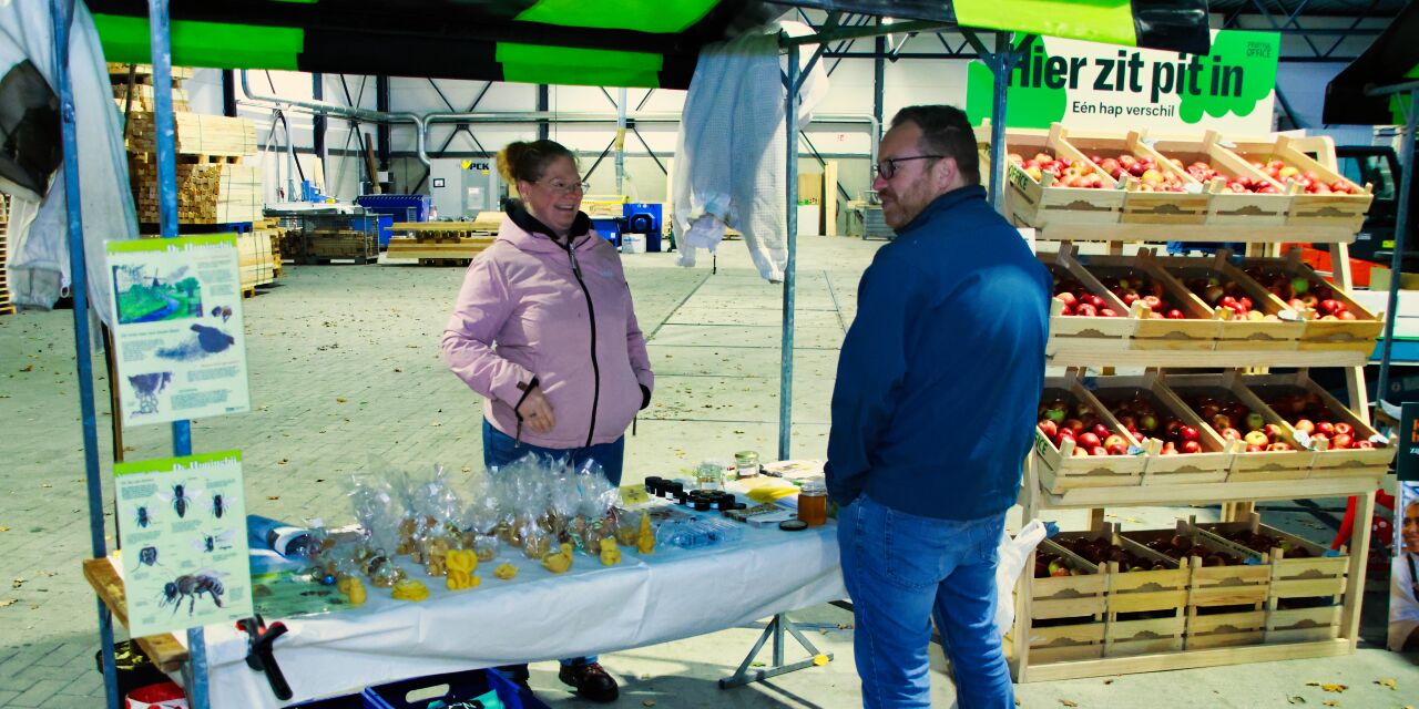Foto: Honderden inwoners halen fruitboom op tijdens eerste Wood4Groen-dag in Valkenswaard