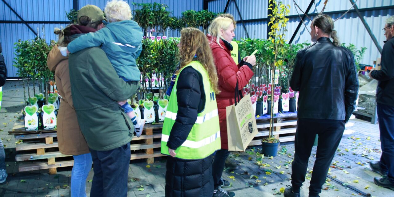Foto: Honderden inwoners halen fruitboom op tijdens eerste Wood4Groen-dag in Valkenswaard
