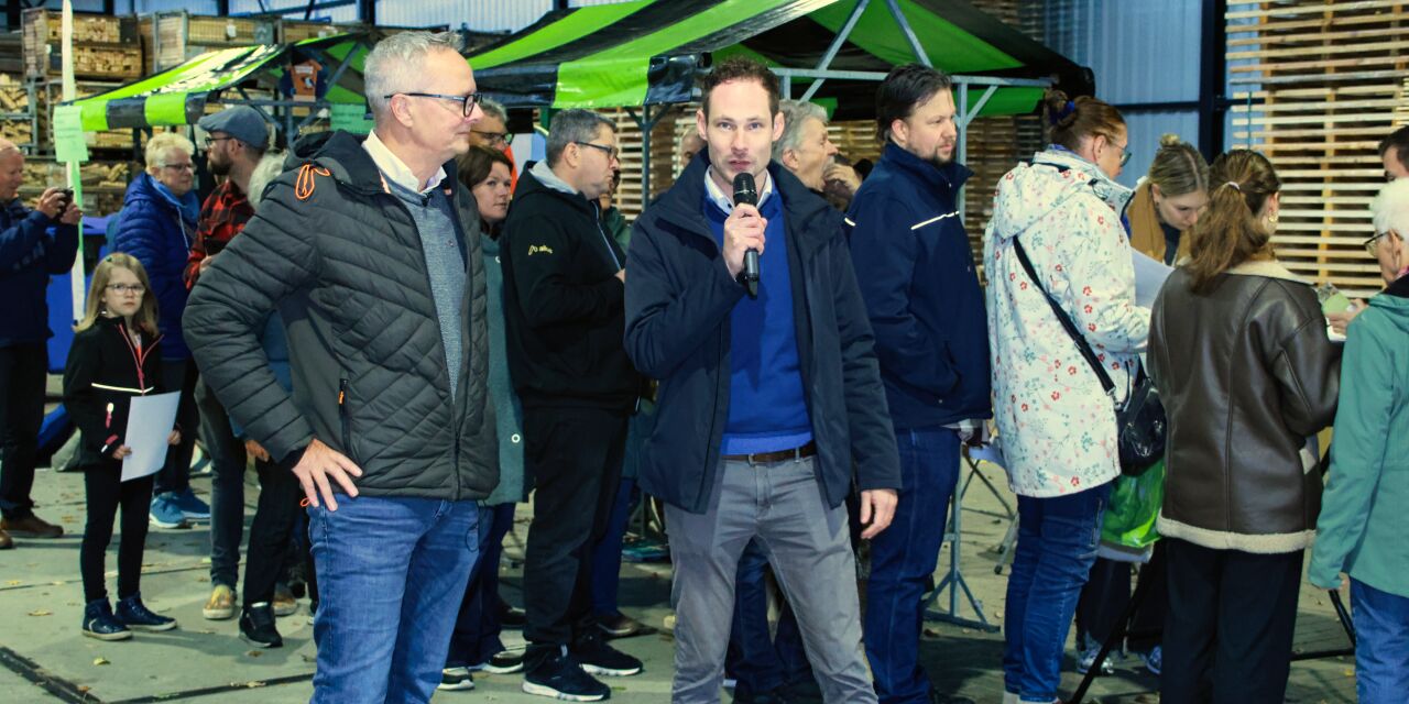 Foto: Honderden inwoners halen fruitboom op tijdens eerste Wood4Groen-dag in Valkenswaard