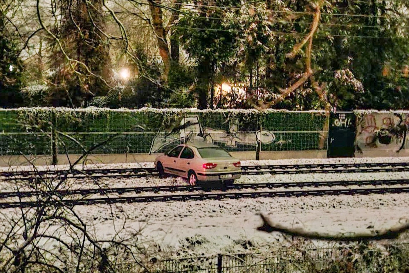 Foto: Auto rijdt spoor op in Heeze, treinverkeer stilgelegd