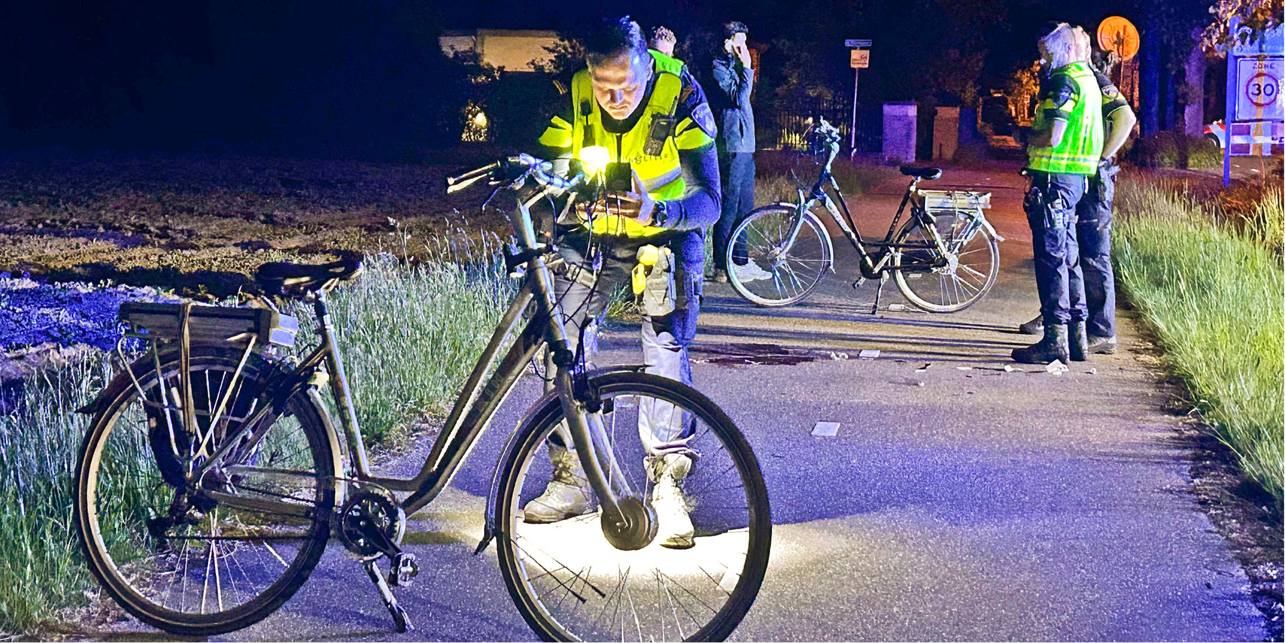 Foto: Twee fietsers botsen: vrouw ernstig gewond