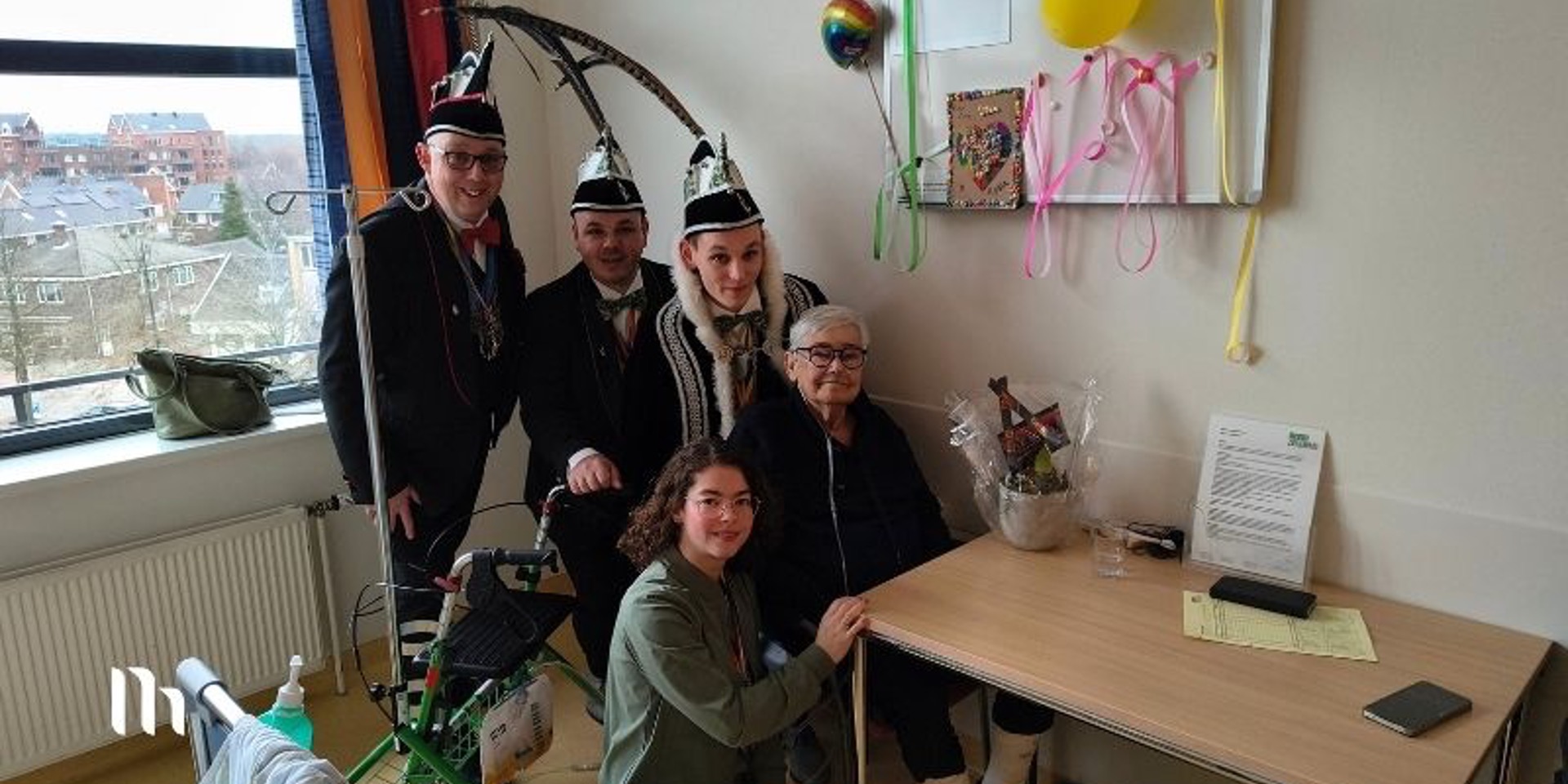 Foto: Prins Bas brengt carnavalsgroet en amaryllis in het Anna Ziekenhuis