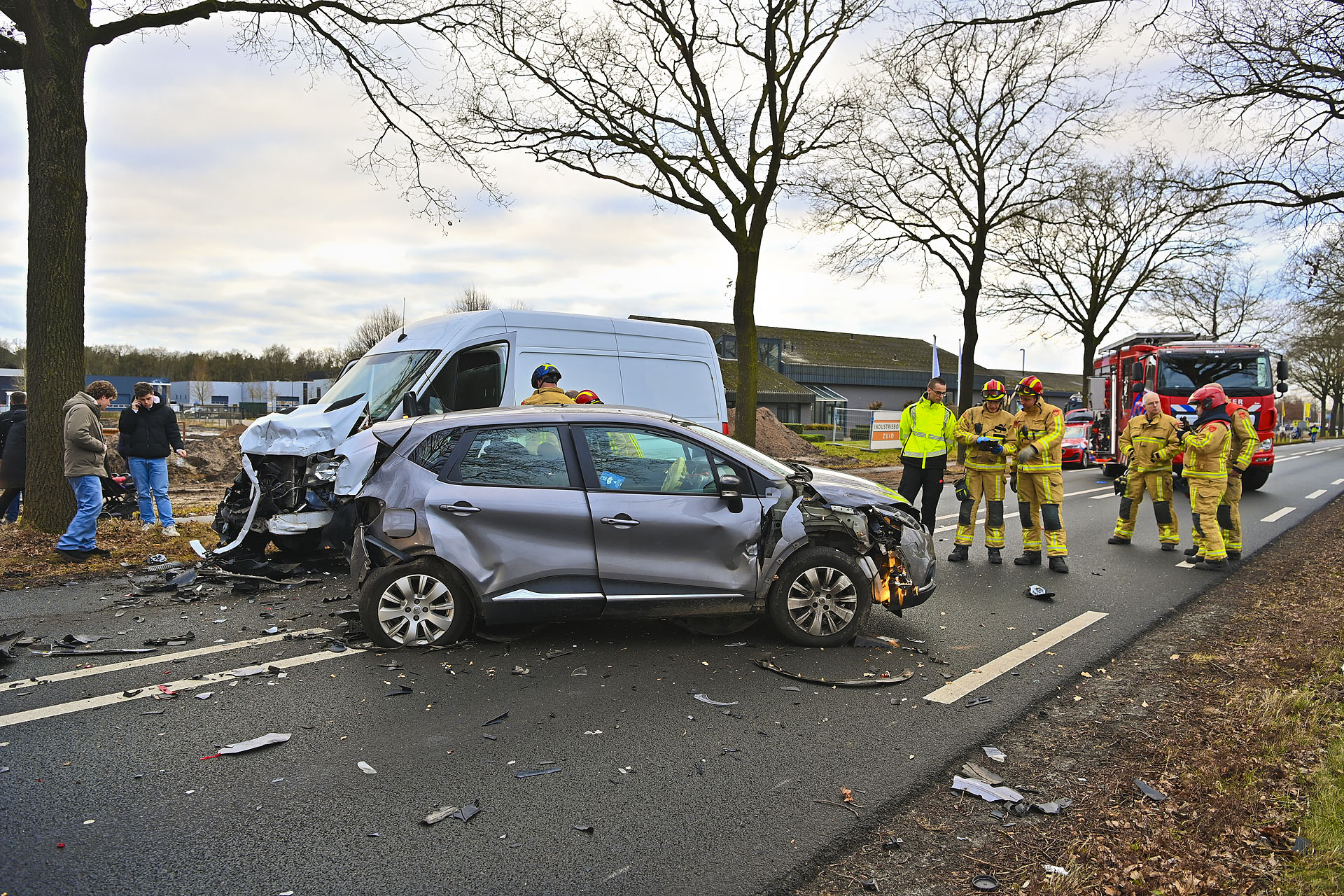 Foto: Meerdere gewonden, waaronder een klein kind, bij ongeval met voertuigen in Reusel